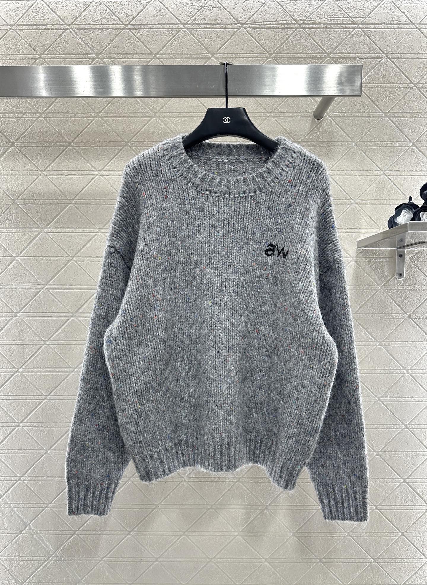 NO:636419,Alexander wan*2025 new products are on the shelves. Embroidered knitted pullover sweater. Customized YB wool yarn weaving, mohair is integrated, the texture is obvious, comfortable and warm to wear. The knitted pullover sweater version is narrowed by elastic rib thread wrapping. The whole body is gray with colorful dots to highlight the details. The AW letters are decorated on the chest. The overall shape is advanced and casual. It collides with fashion tones and creates a unique fashionable style of the brand. Customized surface accessories. Look for the version.  high version,alexander wang-clothing,alexander wang,sweaters,alexander wang19860909Alexander wan*2025新品上架 刺绣针织套头毛衣 定制YB羊毛纱线织造,马海毛融入,肌理明显,穿搭舒适保暖,针织套头毛衣版型,以弹力坑条螺纹包边收窄,通体灰色打底穿插彩点点亮细节,胸前AW字母装饰,整体造型高级休闲,碰撞出时尚调性,打造品牌特有时时髦风格.定制面辅料 认准版本 高版本,亚历山大王-服装,alexander wang,sweaters,alexander wang,Women's clothing