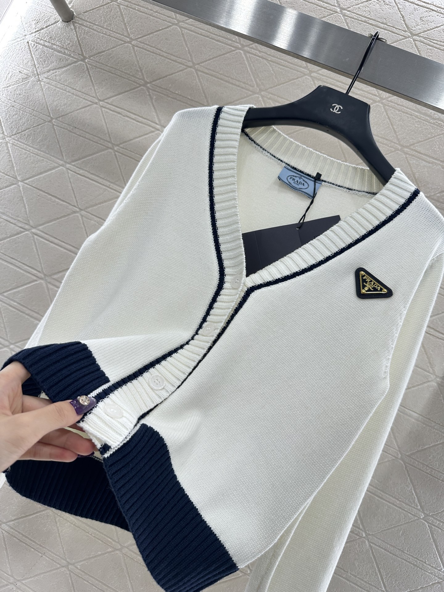 ♥Prad*♥2025新品上架 包边撞色针织开衫定制YB全棉纱线织造，质感细腻，穿搭舒适，V领针织开衫版