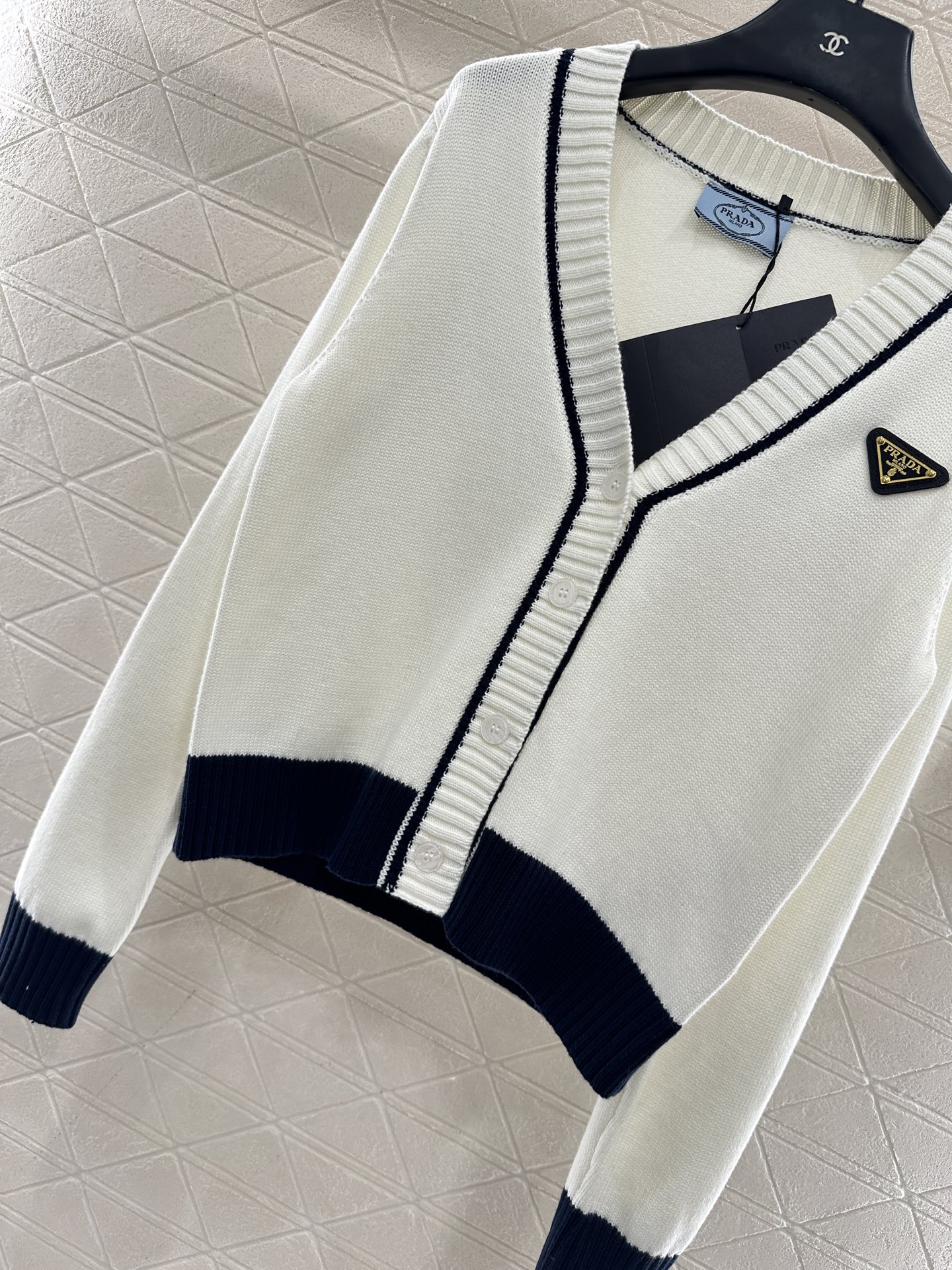 ♥Prad*♥2025新品上架 包边撞色针织开衫定制YB全棉纱线织造，质感细腻，穿搭舒适，V领针织开衫版