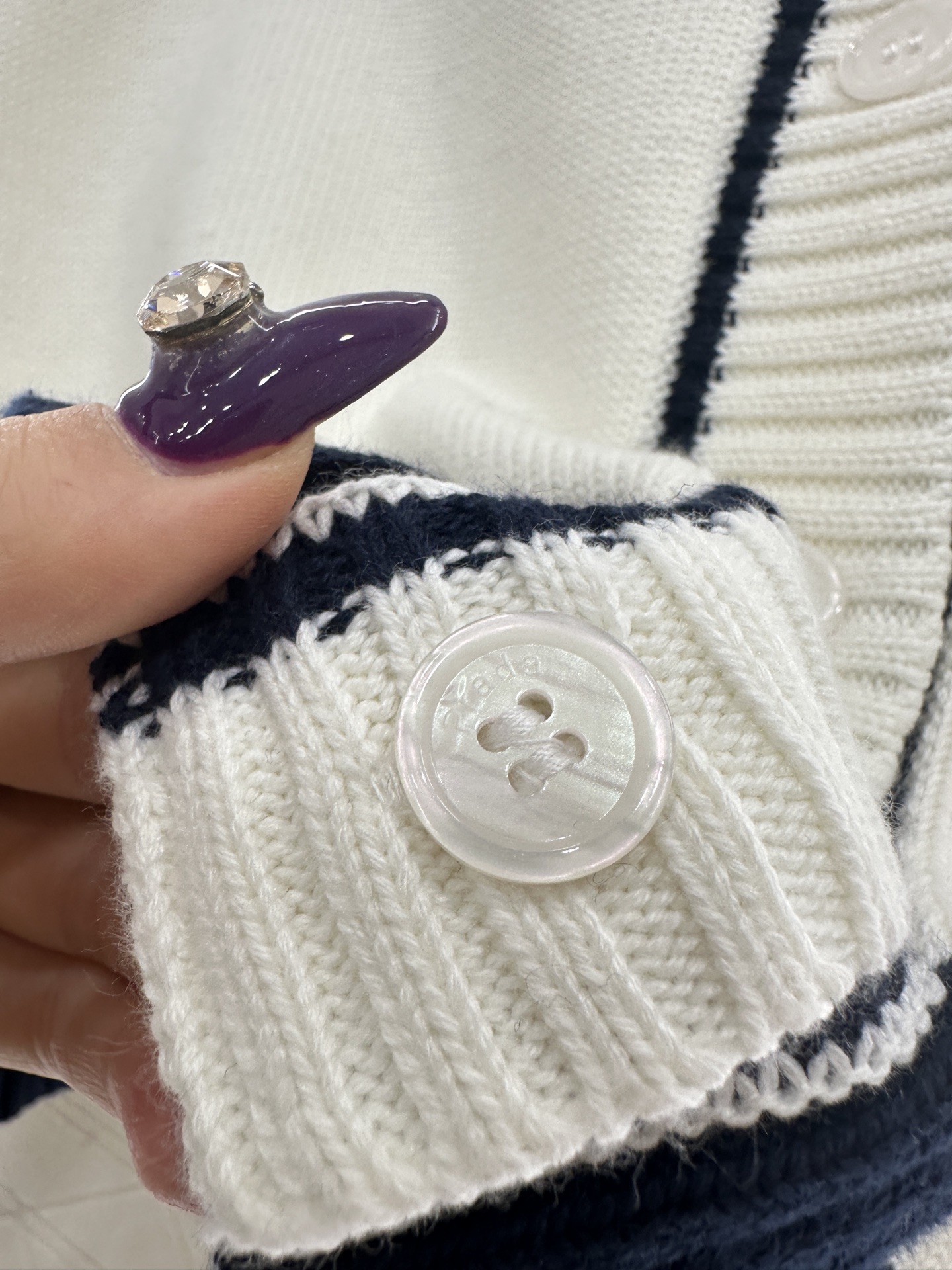 ♥Prad*♥2025新品上架 包边撞色针织开衫定制YB全棉纱线织造，质感细腻，穿搭舒适，V领针织开衫版