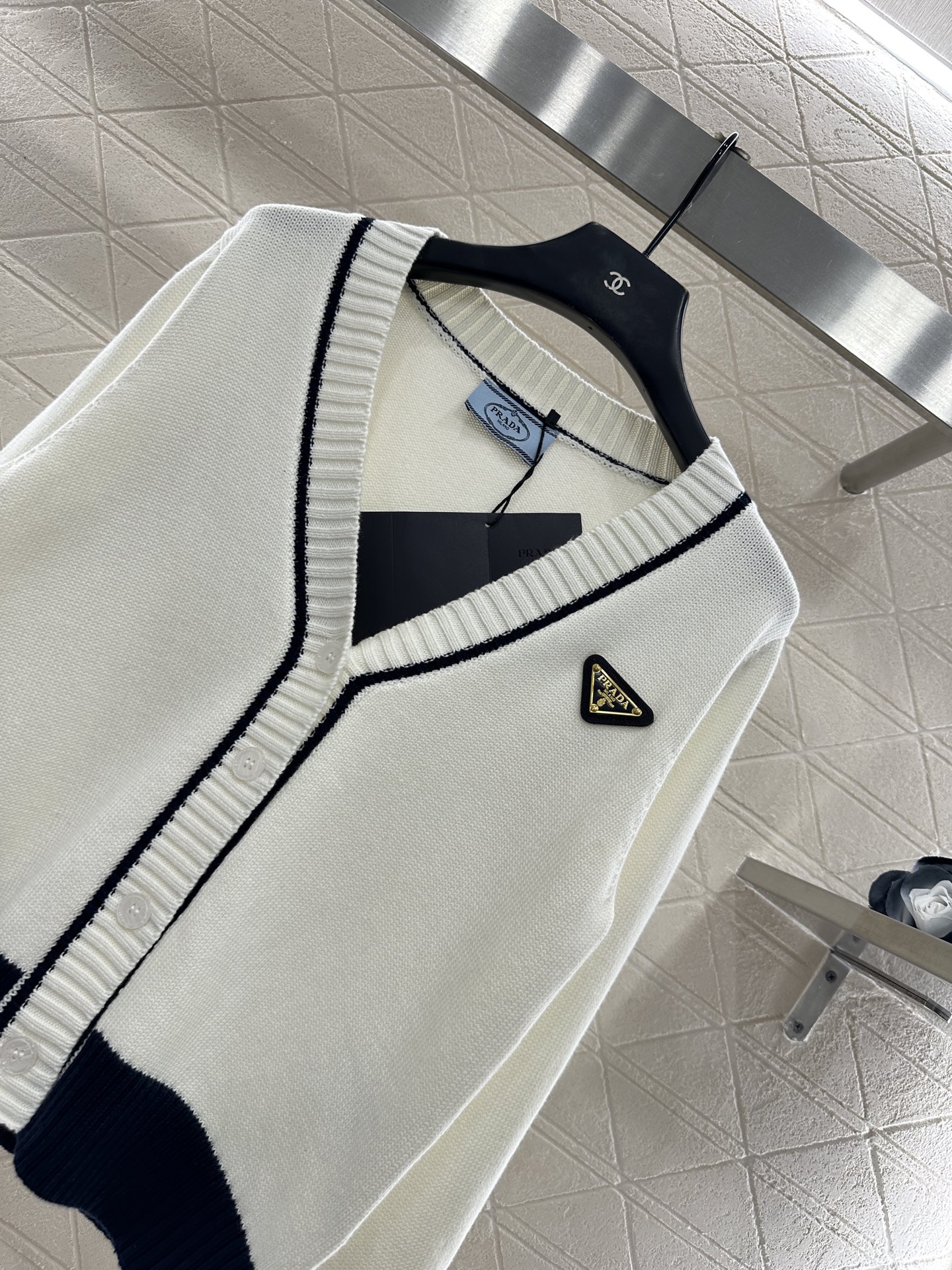 ♥Prad*♥2025新品上架 包边撞色针织开衫定制YB全棉纱线织造，质感细腻，穿搭舒适，V领针织开衫版