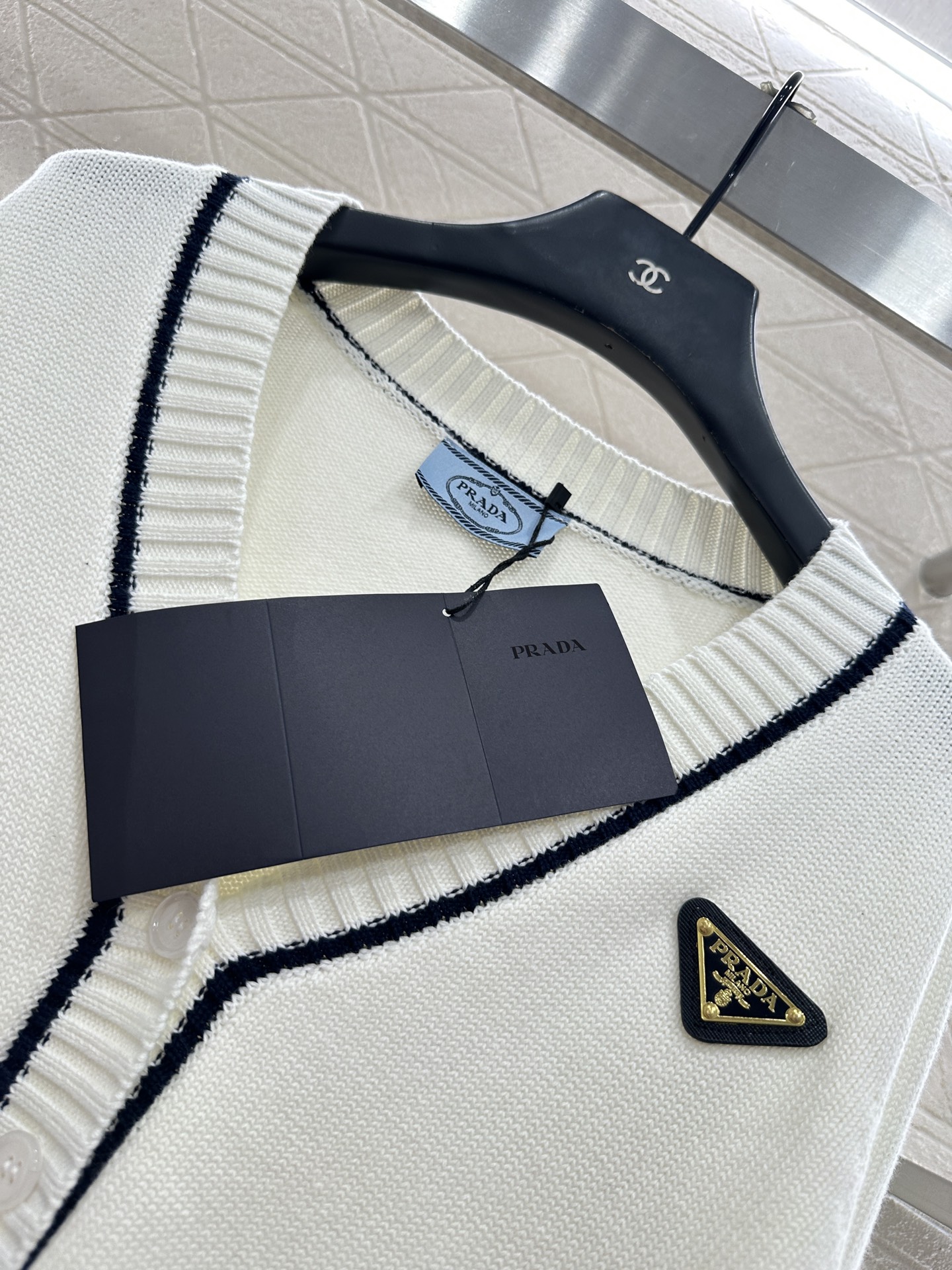 ♥Prad*♥2025新品上架 包边撞色针织开衫定制YB全棉纱线织造，质感细腻，穿搭舒适，V领针织开衫版