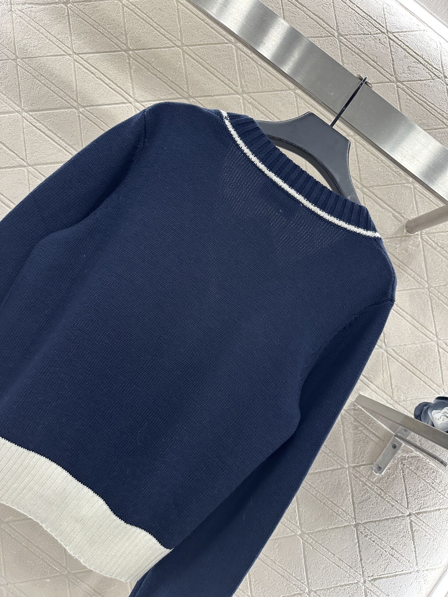 ♥Prad*♥2025新品上架 包边撞色针织开衫定制YB全棉纱线织造，质感细腻，穿搭舒适，V领针织开衫版