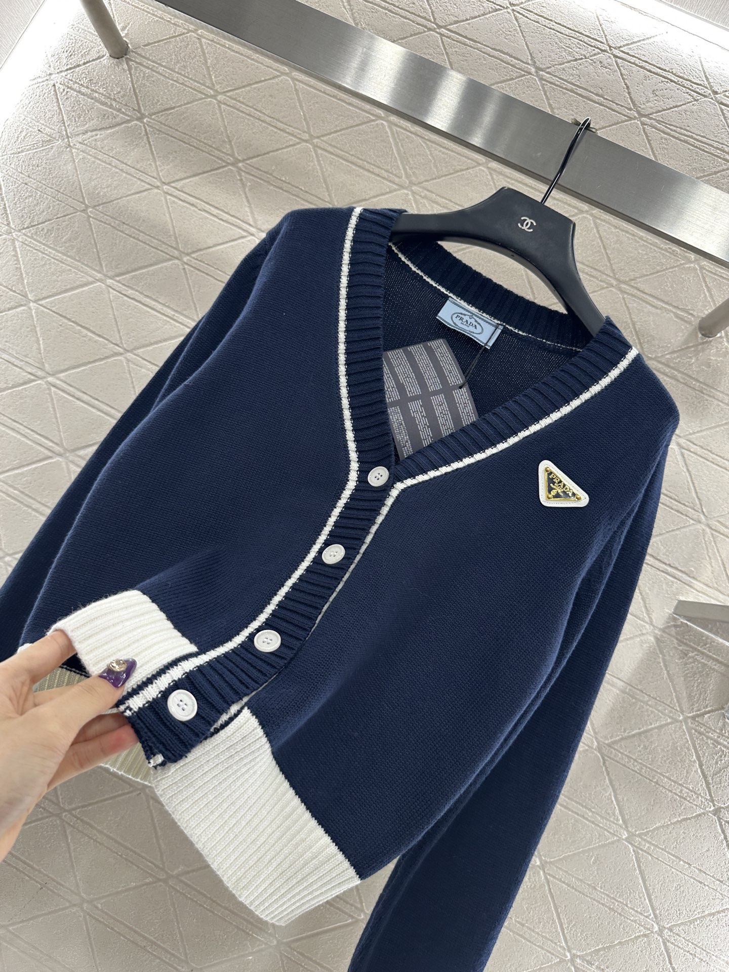 ♥Prad*♥2025新品上架 包边撞色针织开衫定制YB全棉纱线织造，质感细腻，穿搭舒适，V领针织开衫版