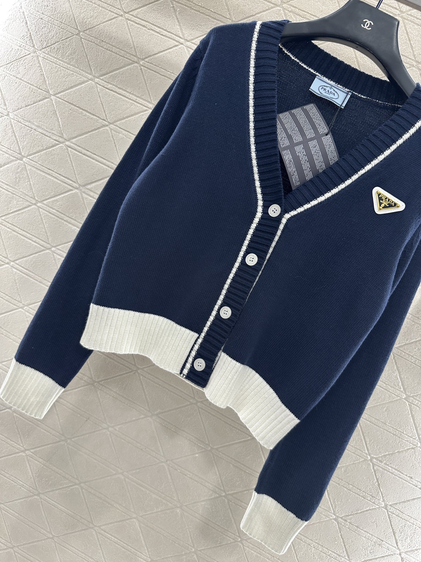 ♥Prad*♥2025新品上架 包边撞色针织开衫定制YB全棉纱线织造，质感细腻，穿搭舒适，V领针织开衫版