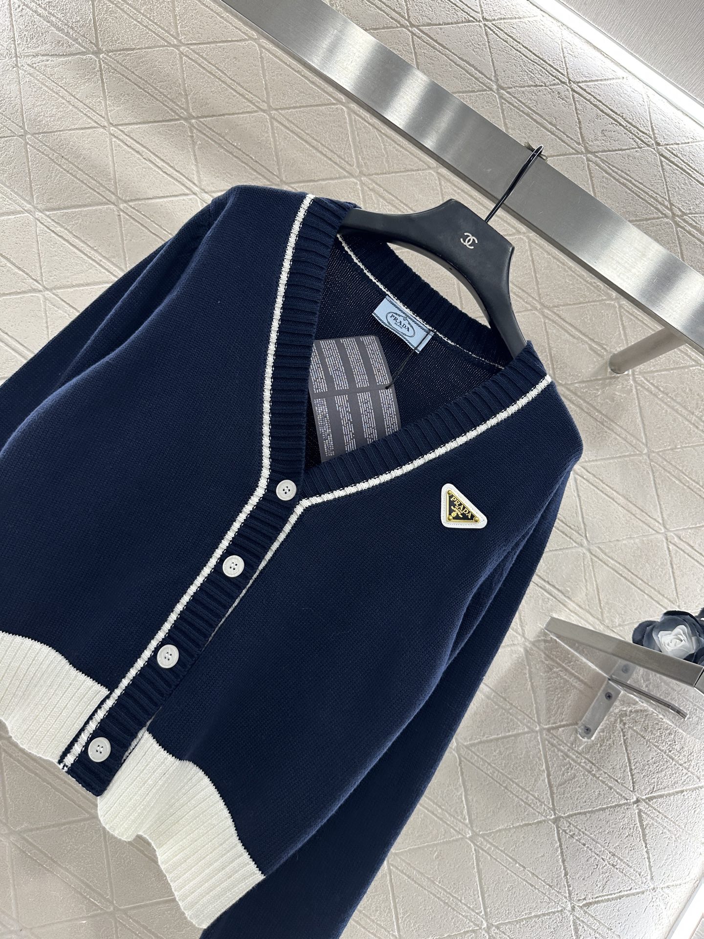 ♥Prad*♥2025新品上架 包边撞色针织开衫定制YB全棉纱线织造，质感细腻，穿搭舒适，V领针织开衫版