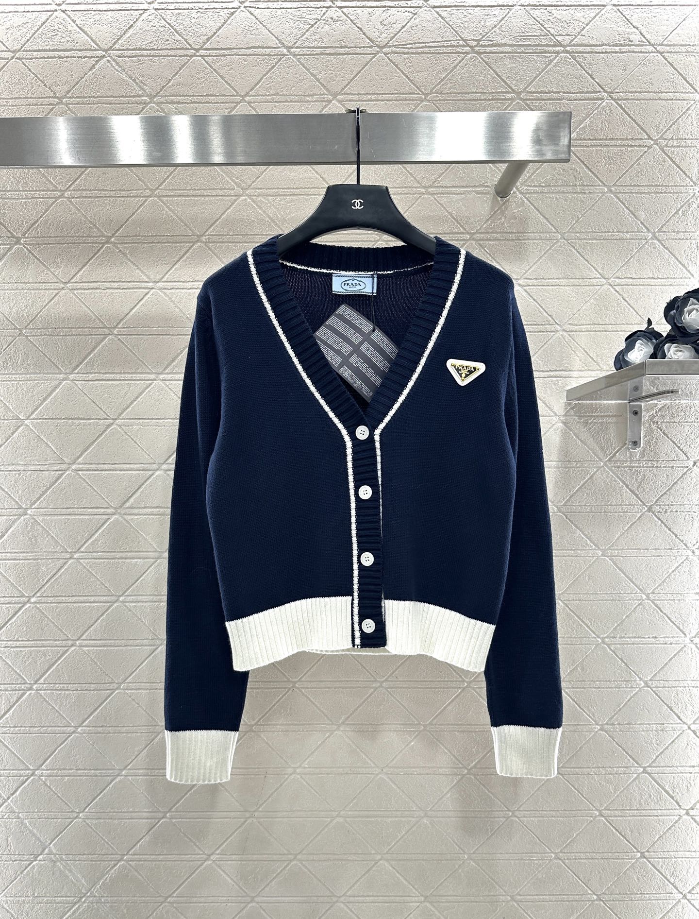 ♥Prad*♥2025新品上架 包边撞色针织开衫定制YB全棉纱线织造，质感细腻，穿搭舒适，V领针织开衫版