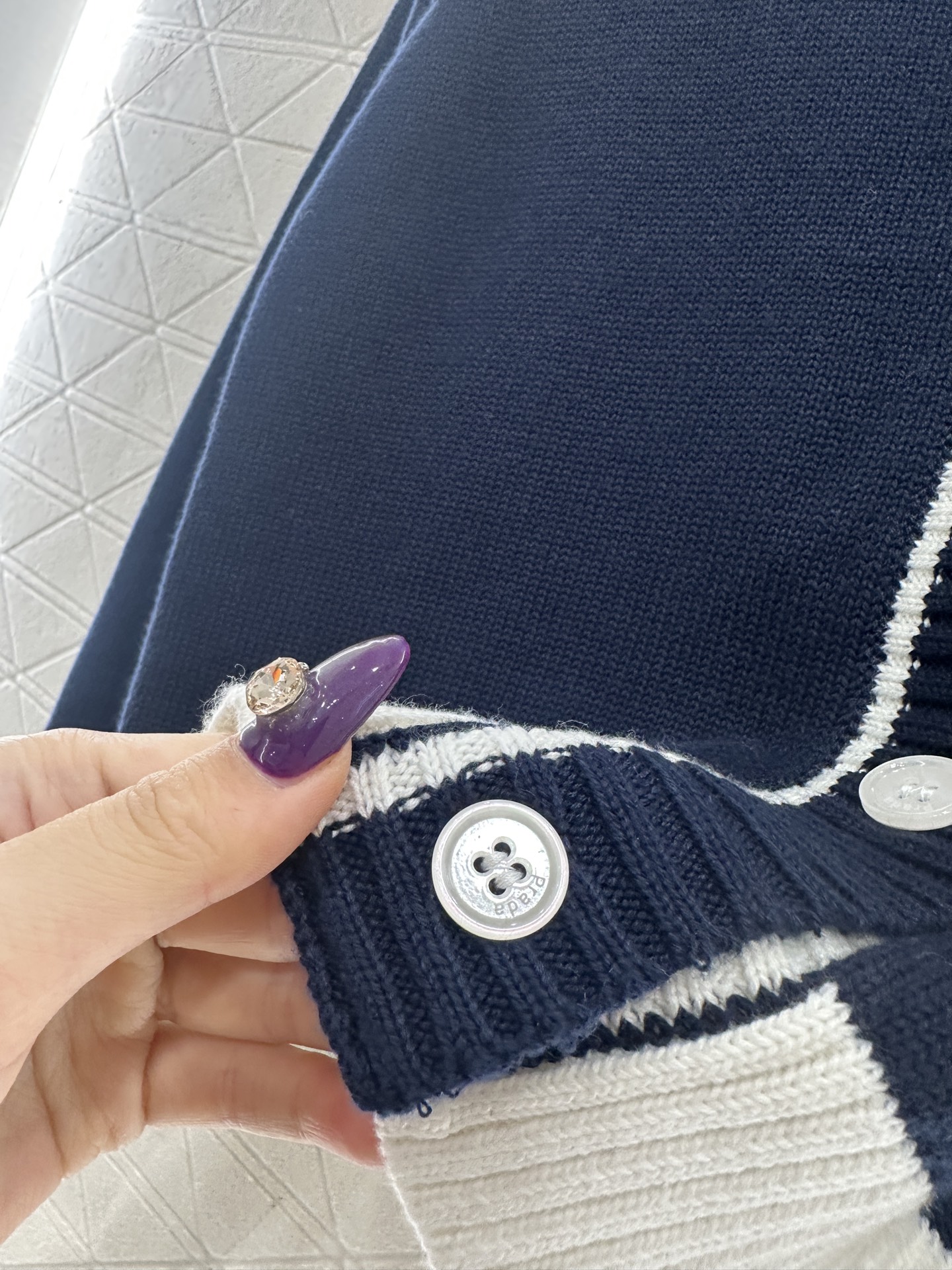 ♥Prad*♥2025新品上架 包边撞色针织开衫定制YB全棉纱线织造，质感细腻，穿搭舒适，V领针织开衫版