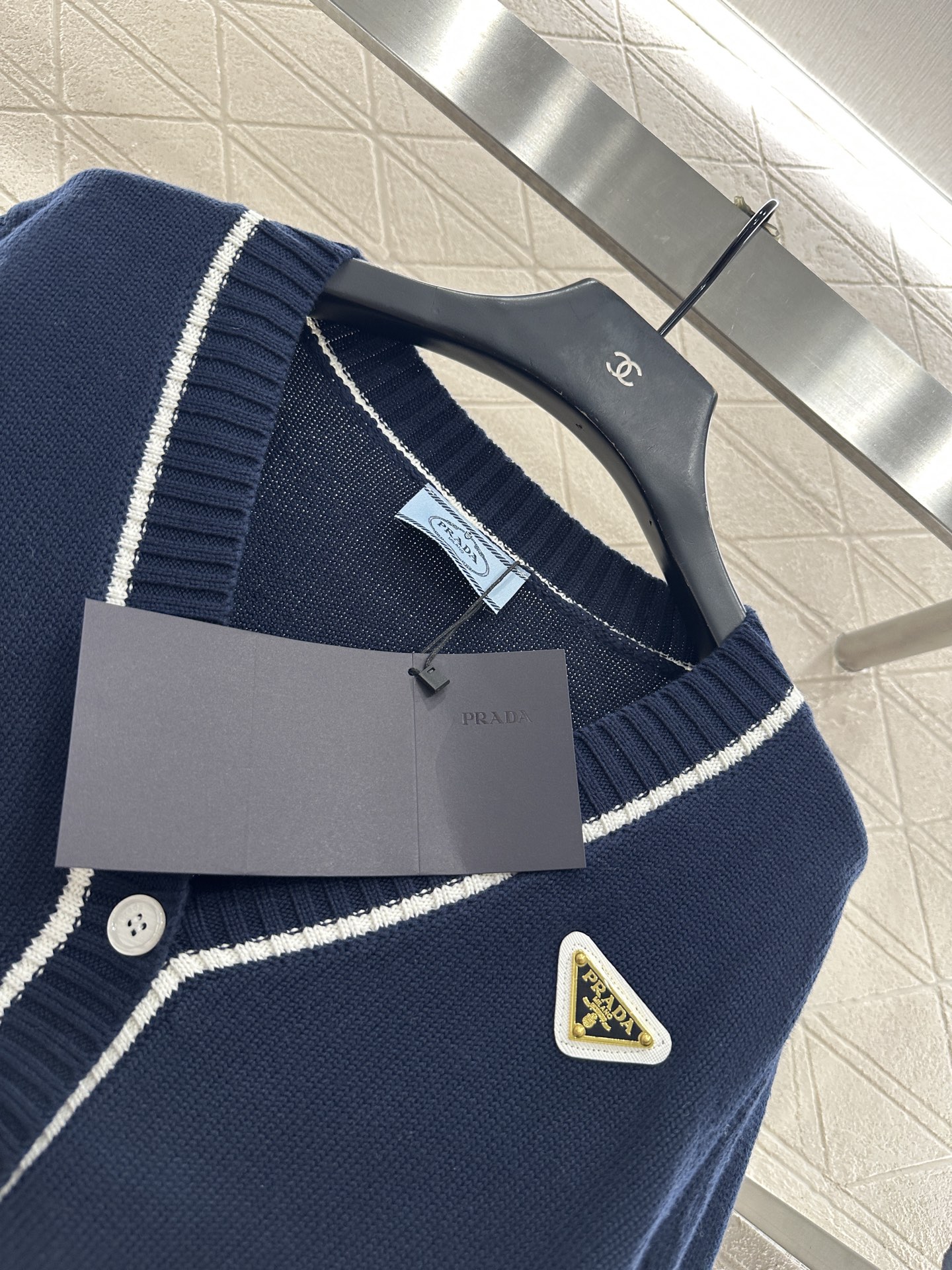 ♥Prad*♥2025新品上架 包边撞色针织开衫定制YB全棉纱线织造，质感细腻，穿搭舒适，V领针织开衫版