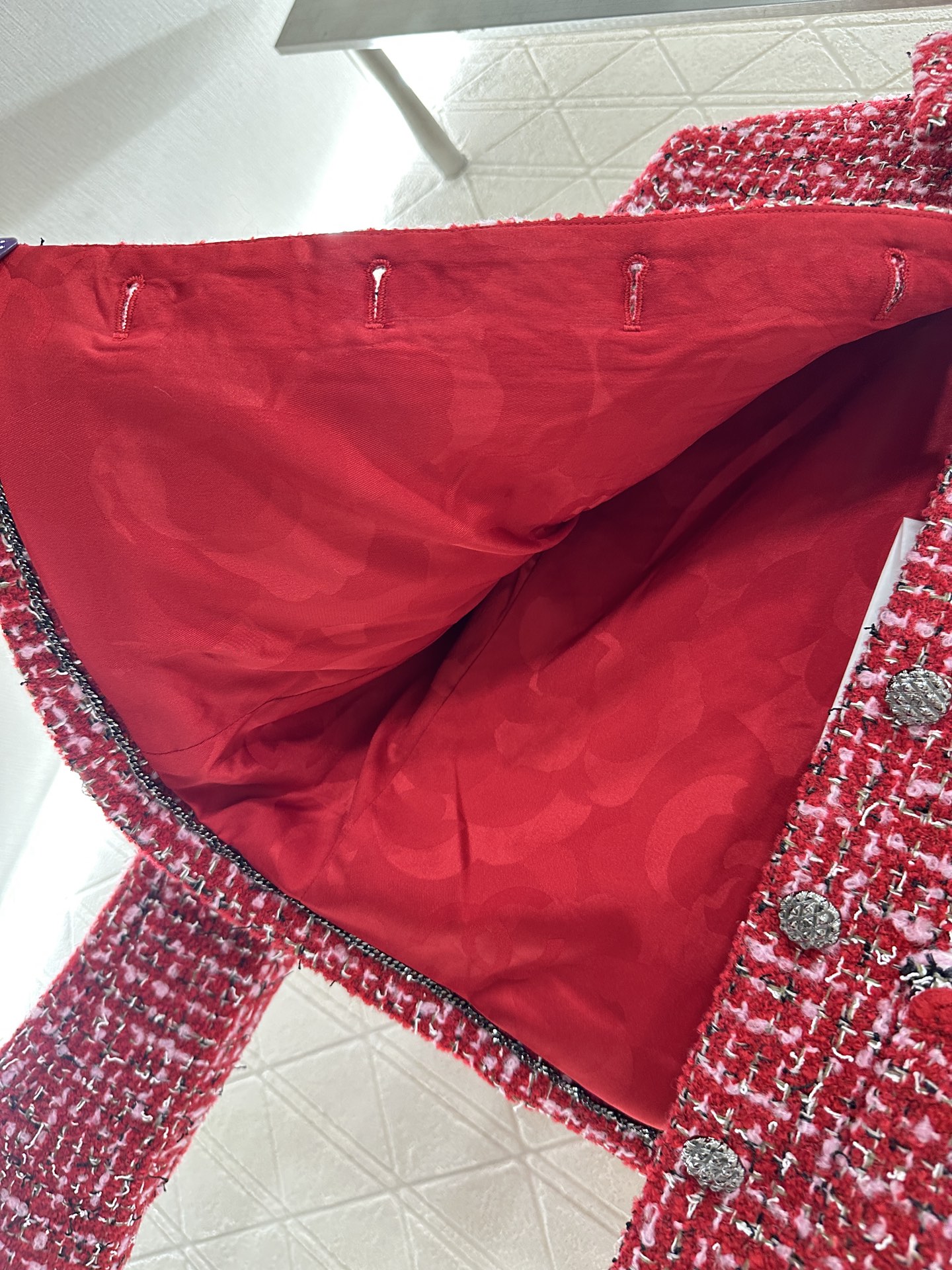 ♥Chane*♥2025新品上架 山茶花胸针翻领编织洋装定制YB进口粗纺羊毛呢材质，质感高级，品相十足，