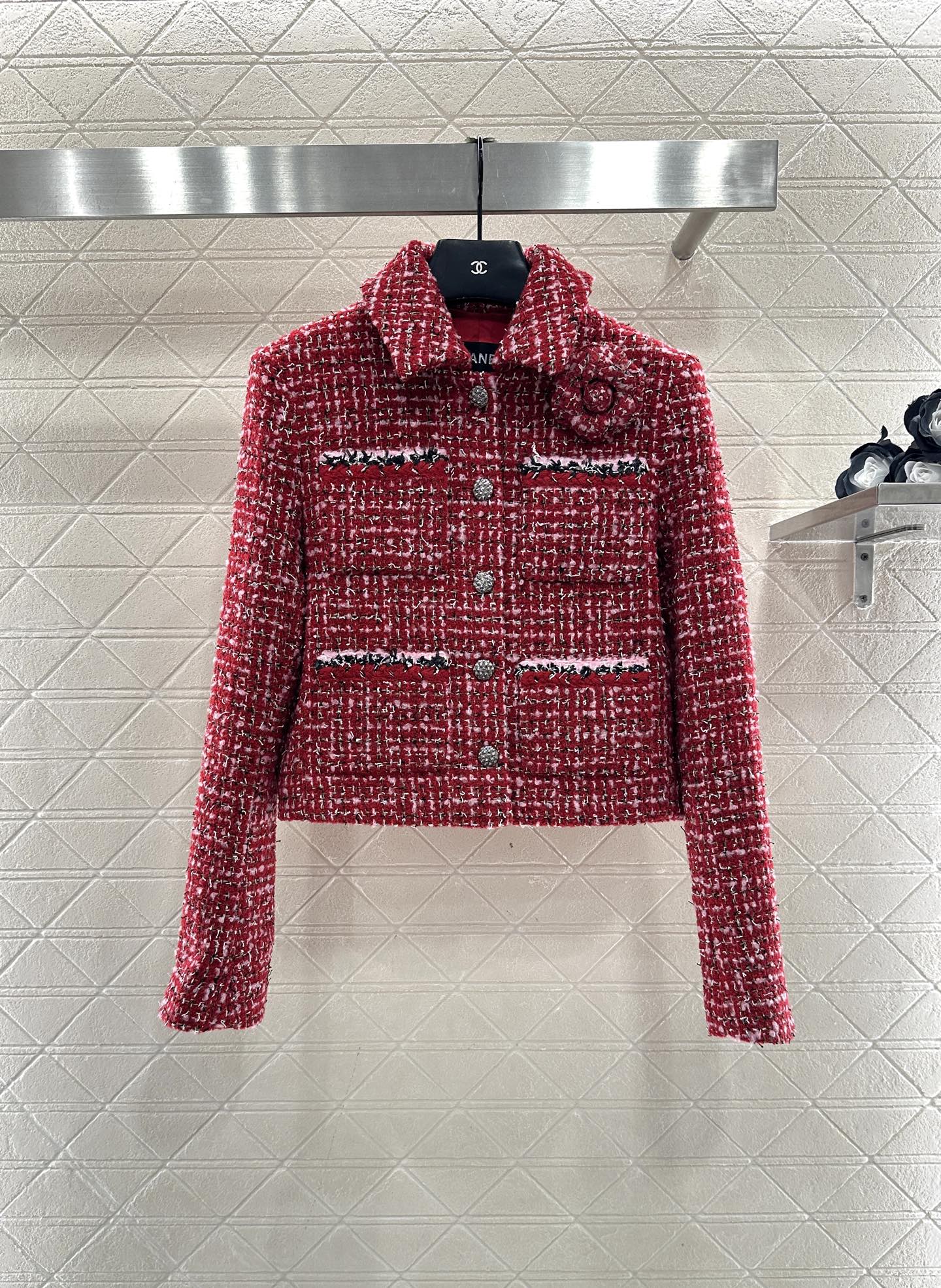 ♥Chane*♥2025新品上架 山茶花胸针翻领编织洋装定制YB进口粗纺羊毛呢材质，质感高级，品相十足，