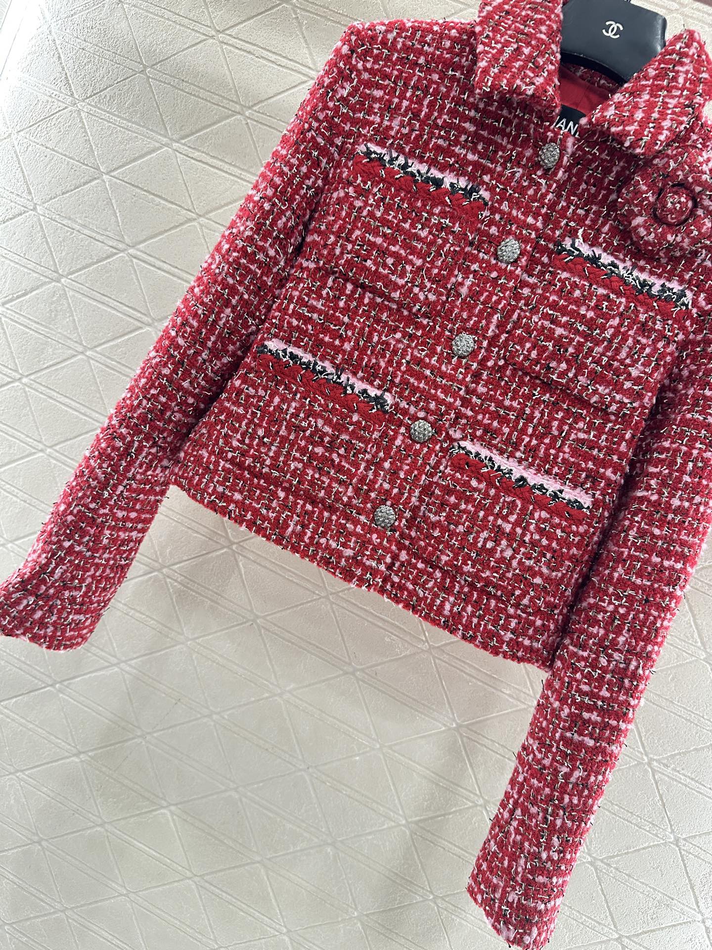 ♥Chane*♥2025新品上架 山茶花胸针翻领编织洋装定制YB进口粗纺羊毛呢材质，质感高级，品相十足，