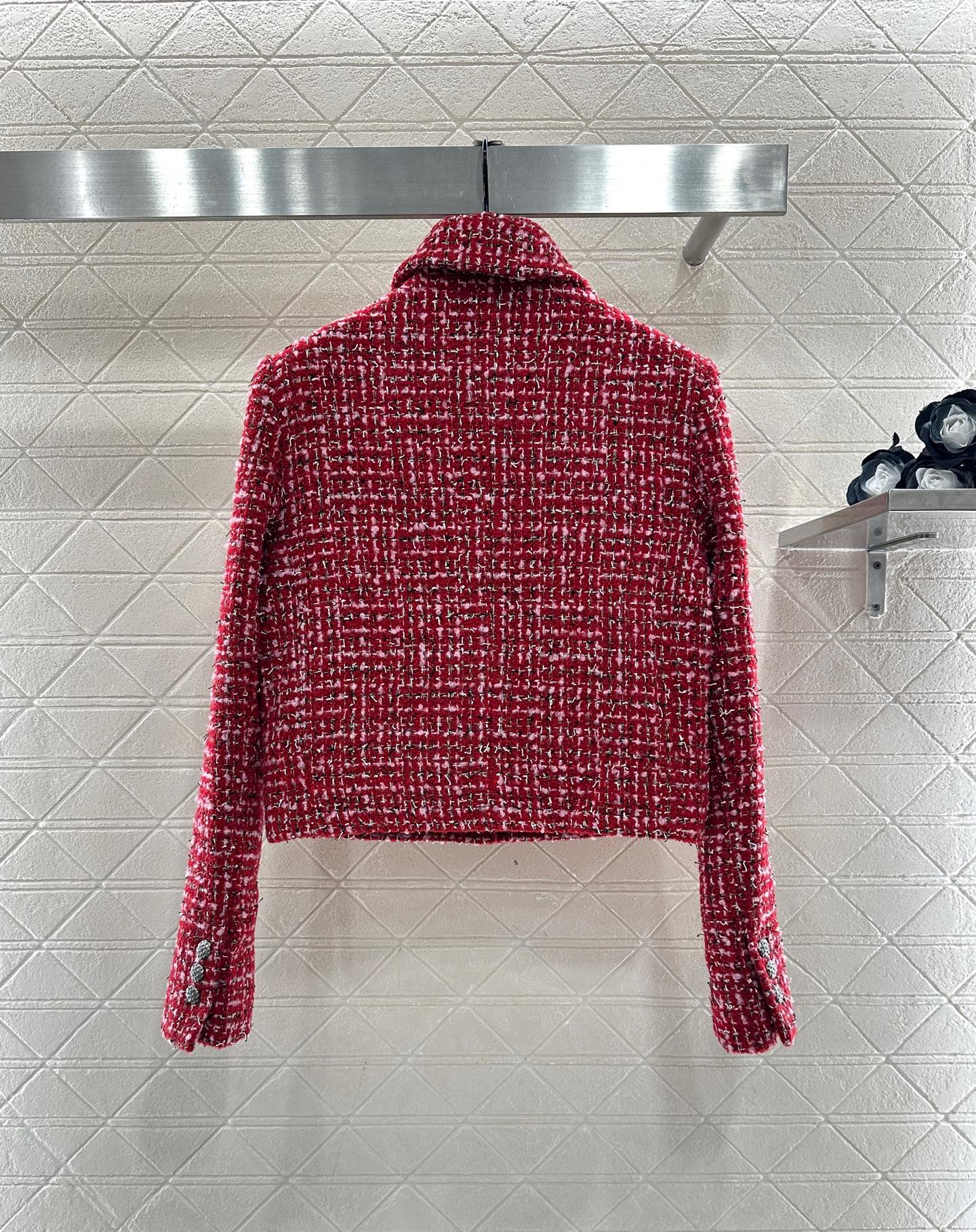 ♥Chane*♥2025新品上架 山茶花胸针翻领编织洋装定制YB进口粗纺羊毛呢材质，质感高级，品相十足，