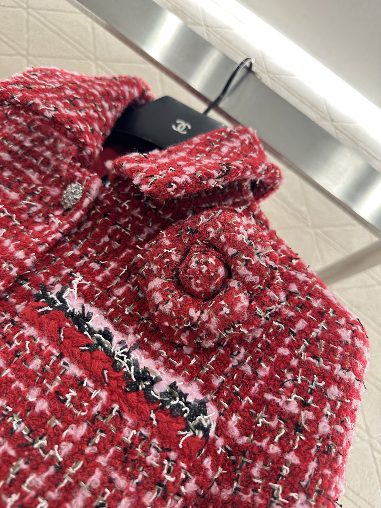 ♥Chane*♥2025新品上架 山茶花胸针翻领编织洋装定制YB进口粗纺羊毛呢材质，质感高级，品相十足，