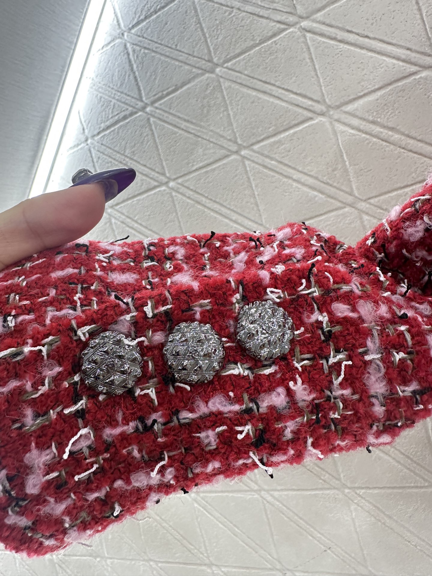 ♥Chane*♥2025新品上架 山茶花胸针翻领编织洋装定制YB进口粗纺羊毛呢材质，质感高级，品相十足，