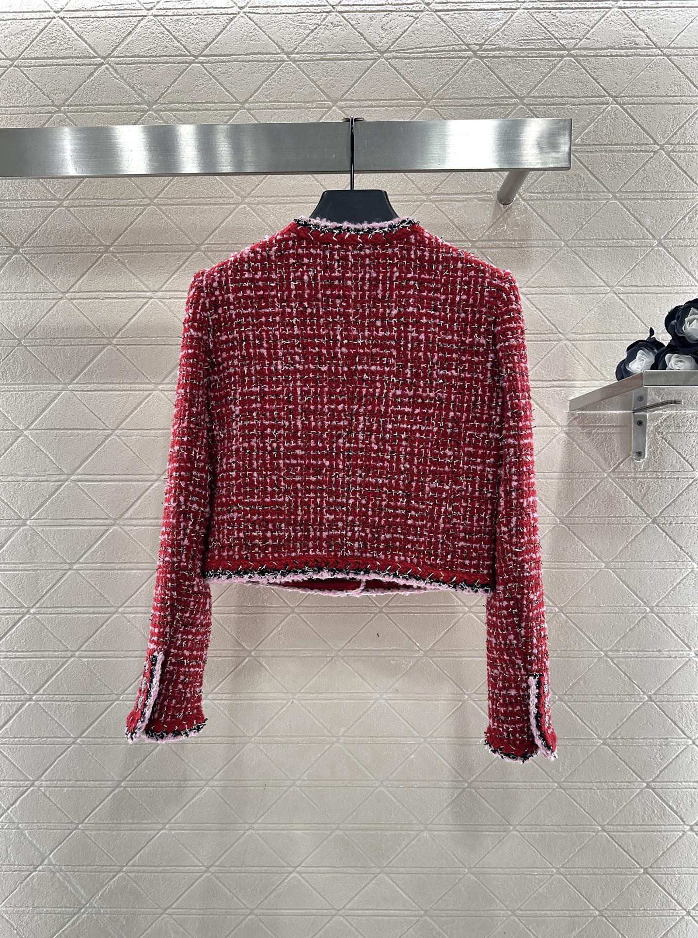 ♥Chane*♥2025新品上架 山茶花胸针圆领编织洋装定制YB进口粗纺羊毛呢材质，质感高级，品相十足，