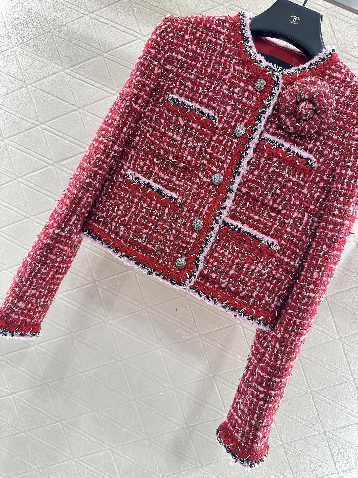 ♥Chane*♥2025新品上架 山茶花胸针圆领编织洋装定制YB进口粗纺羊毛呢材质，质感高级，品相十足，