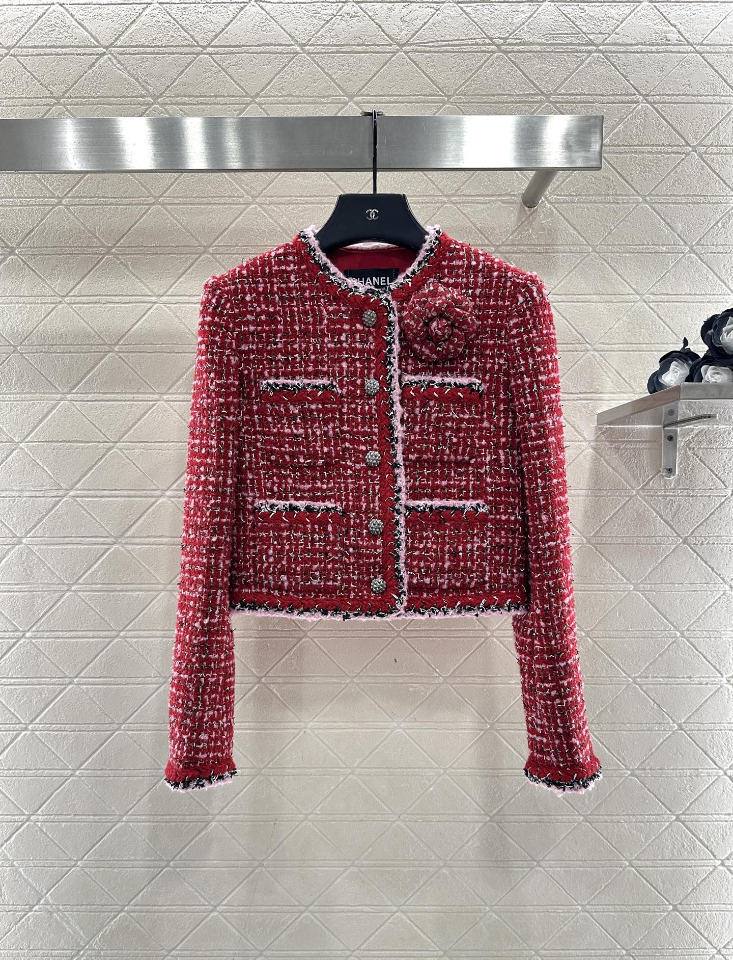 ♥Chane*♥2025新品上架 山茶花胸针圆领编织洋装定制YB进口粗纺羊毛呢材质，质感高级，品相十足，