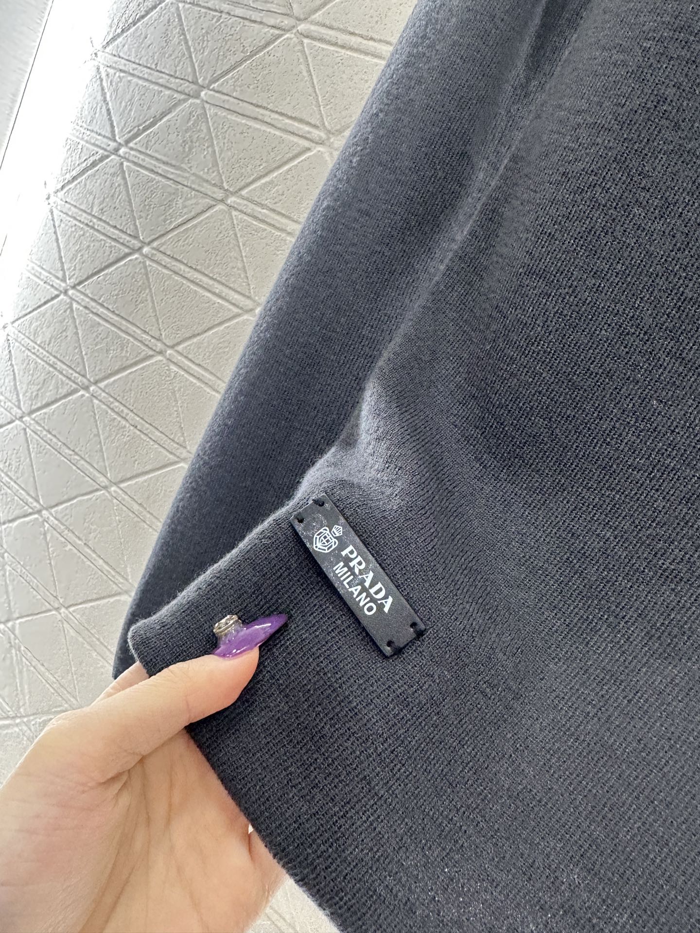 ♥Prad*♥2025新品上架 修身三角徽标高领打底衫定制YB进口羊毛混纺材质，质感舒适，弹力十足，修身