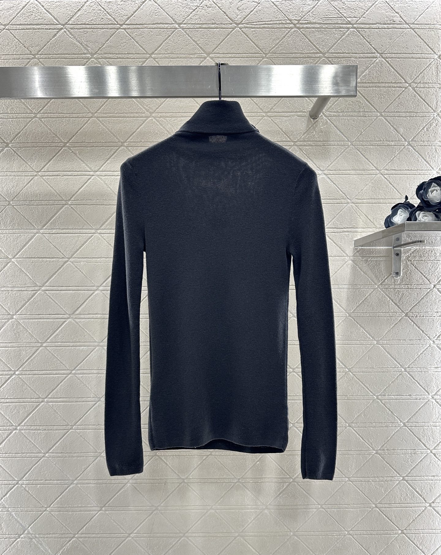 ♥Prad*♥2025新品上架 修身三角徽标高领打底衫定制YB进口羊毛混纺材质，质感舒适，弹力十足，修身