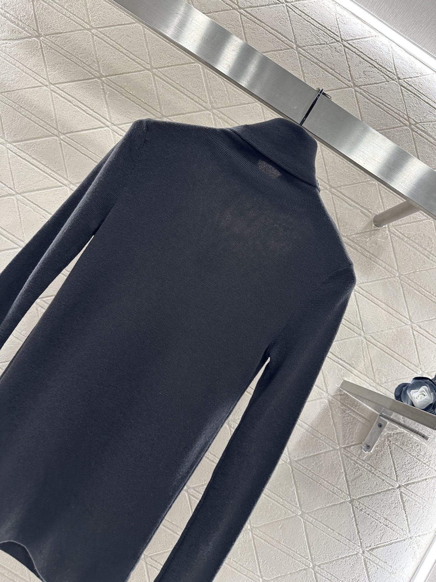 ♥Prad*♥2025新品上架 修身三角徽标高领打底衫定制YB进口羊毛混纺材质，质感舒适，弹力十足，修身