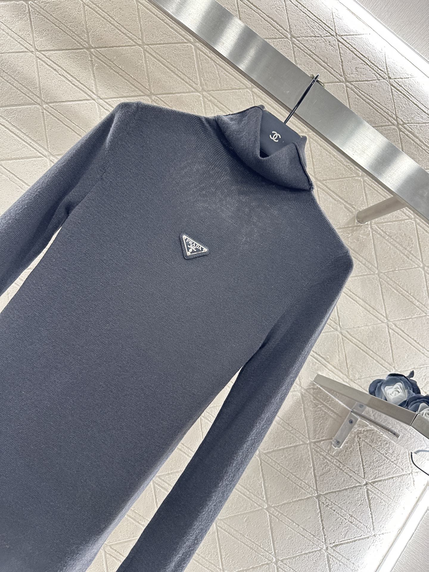 ♥Prad*♥2025新品上架 修身三角徽标高领打底衫定制YB进口羊毛混纺材质，质感舒适，弹力十足，修身