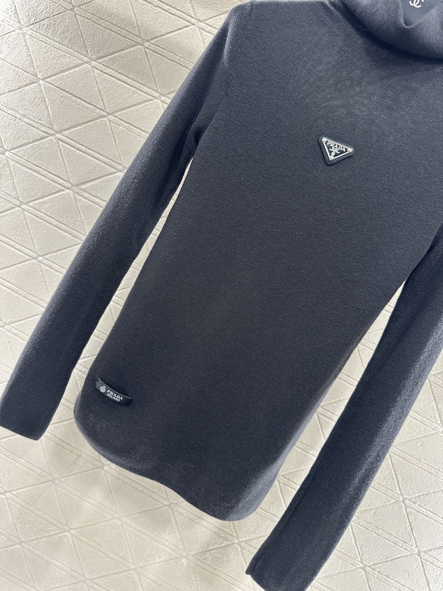 ♥Prad*♥2025新品上架 修身三角徽标高领打底衫定制YB进口羊毛混纺材质，质感舒适，弹力十足，修身