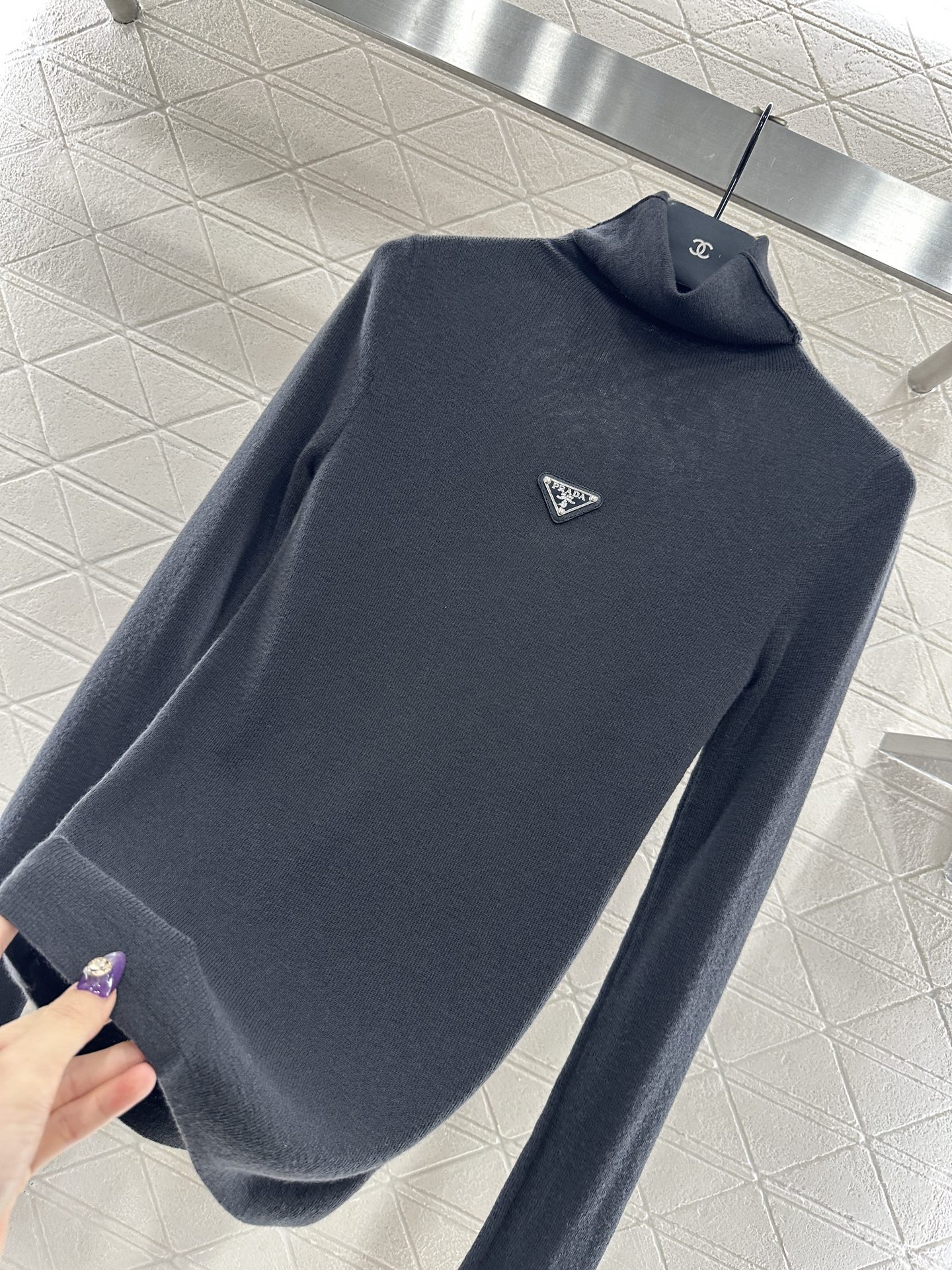 ♥Prad*♥2025新品上架 修身三角徽标高领打底衫定制YB进口羊毛混纺材质，质感舒适，弹力十足，修身