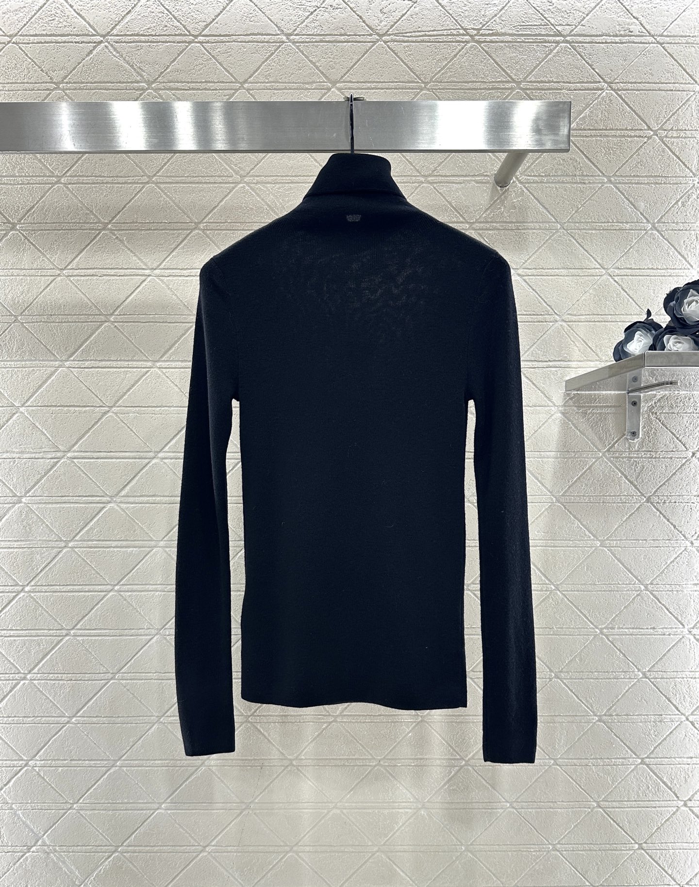 ♥Prad*♥2025新品上架 修身三角徽标高领打底衫定制YB进口羊毛混纺材质，质感舒适，弹力十足，修身