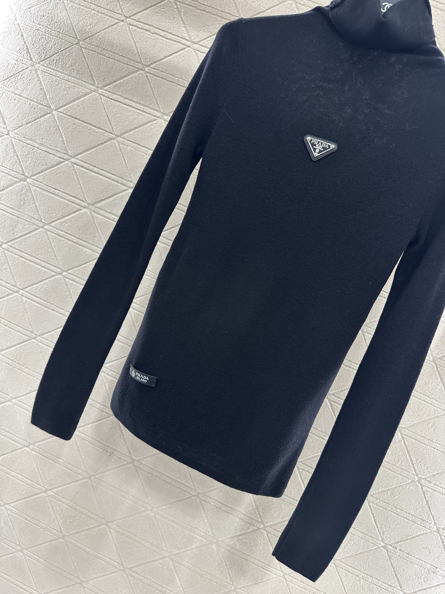 ♥Prad*♥2025新品上架 修身三角徽标高领打底衫定制YB进口羊毛混纺材质，质感舒适，弹力十足，修身