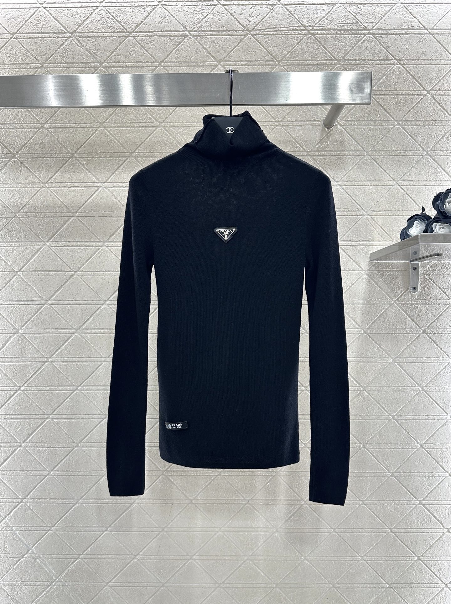 ♥Prad*♥2025新品上架 修身三角徽标高领打底衫定制YB进口羊毛混纺材质，质感舒适，弹力十足，修身