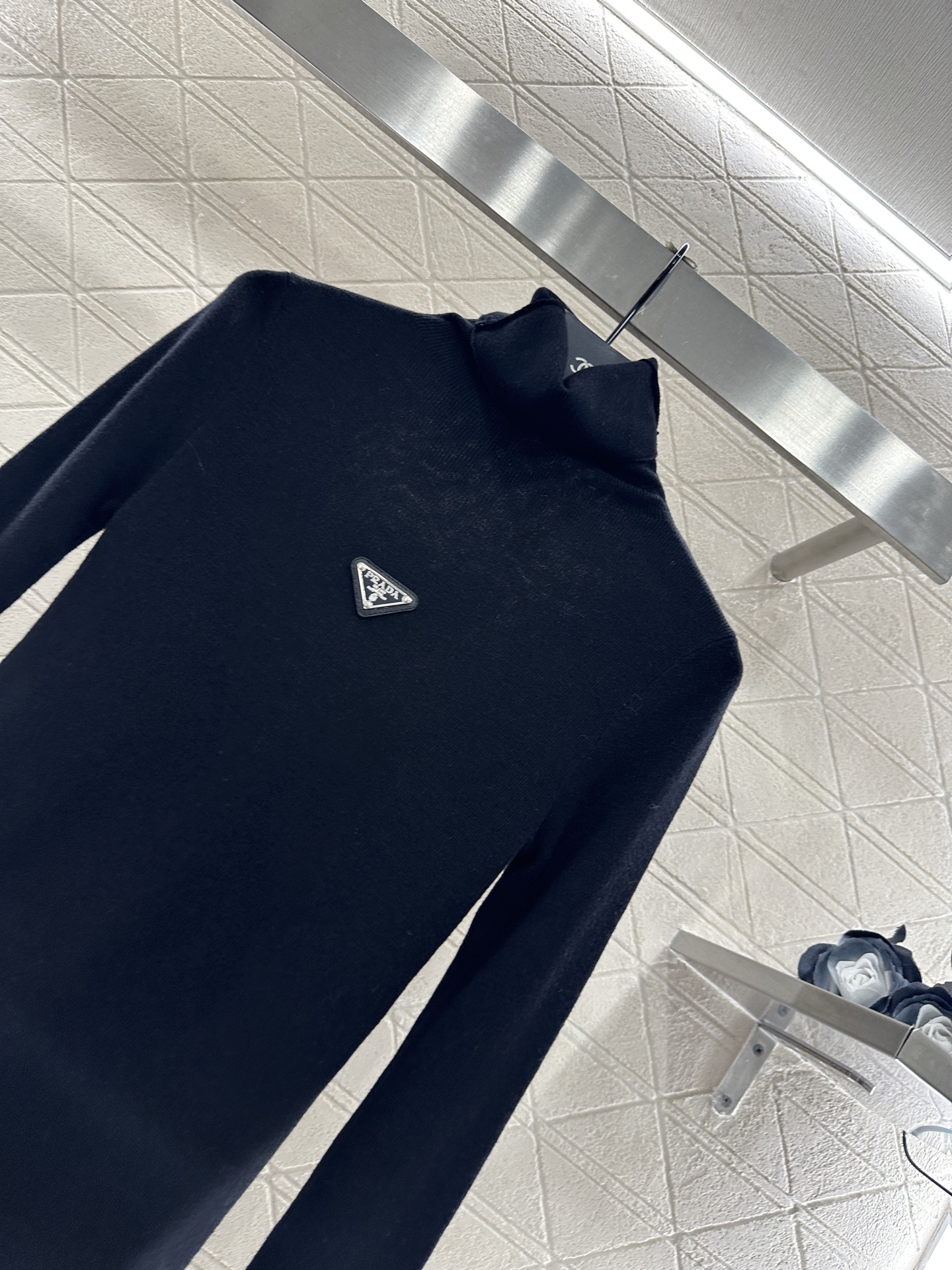 ♥Prad*♥2025新品上架 修身三角徽标高领打底衫定制YB进口羊毛混纺材质，质感舒适，弹力十足，修身