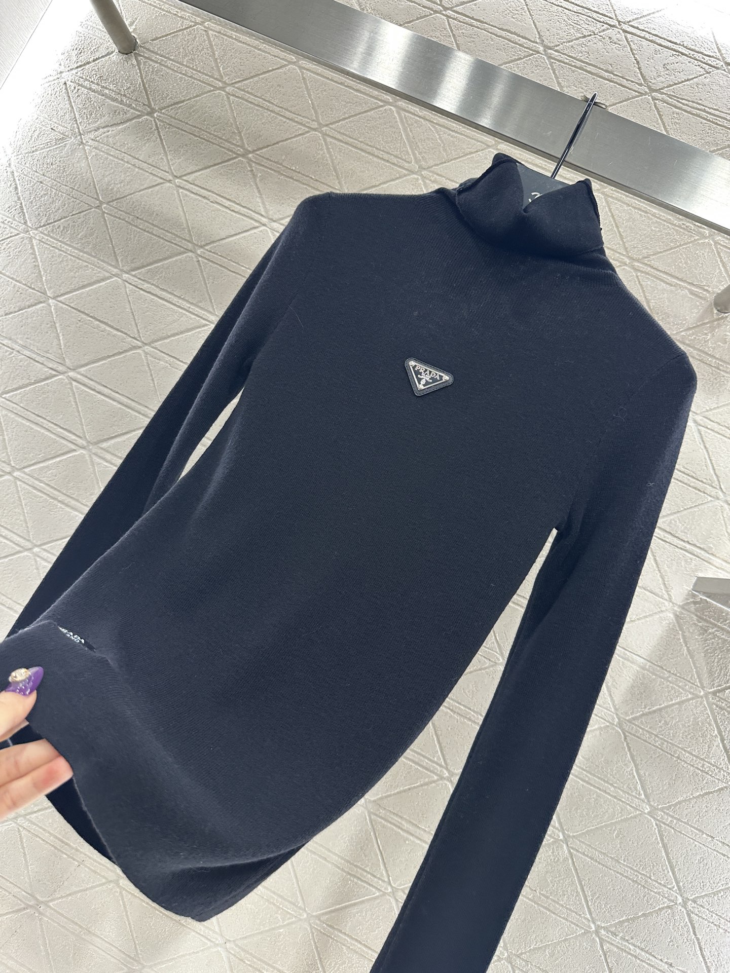 ♥Prad*♥2025新品上架 修身三角徽标高领打底衫定制YB进口羊毛混纺材质，质感舒适，弹力十足，修身