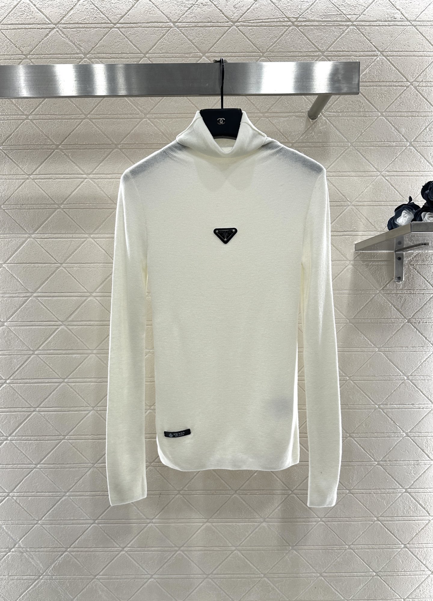 ♥Prad*♥2025新品上架 修身三角徽标高领打底衫定制YB进口羊毛混纺材质，质感舒适，弹力十足，修身