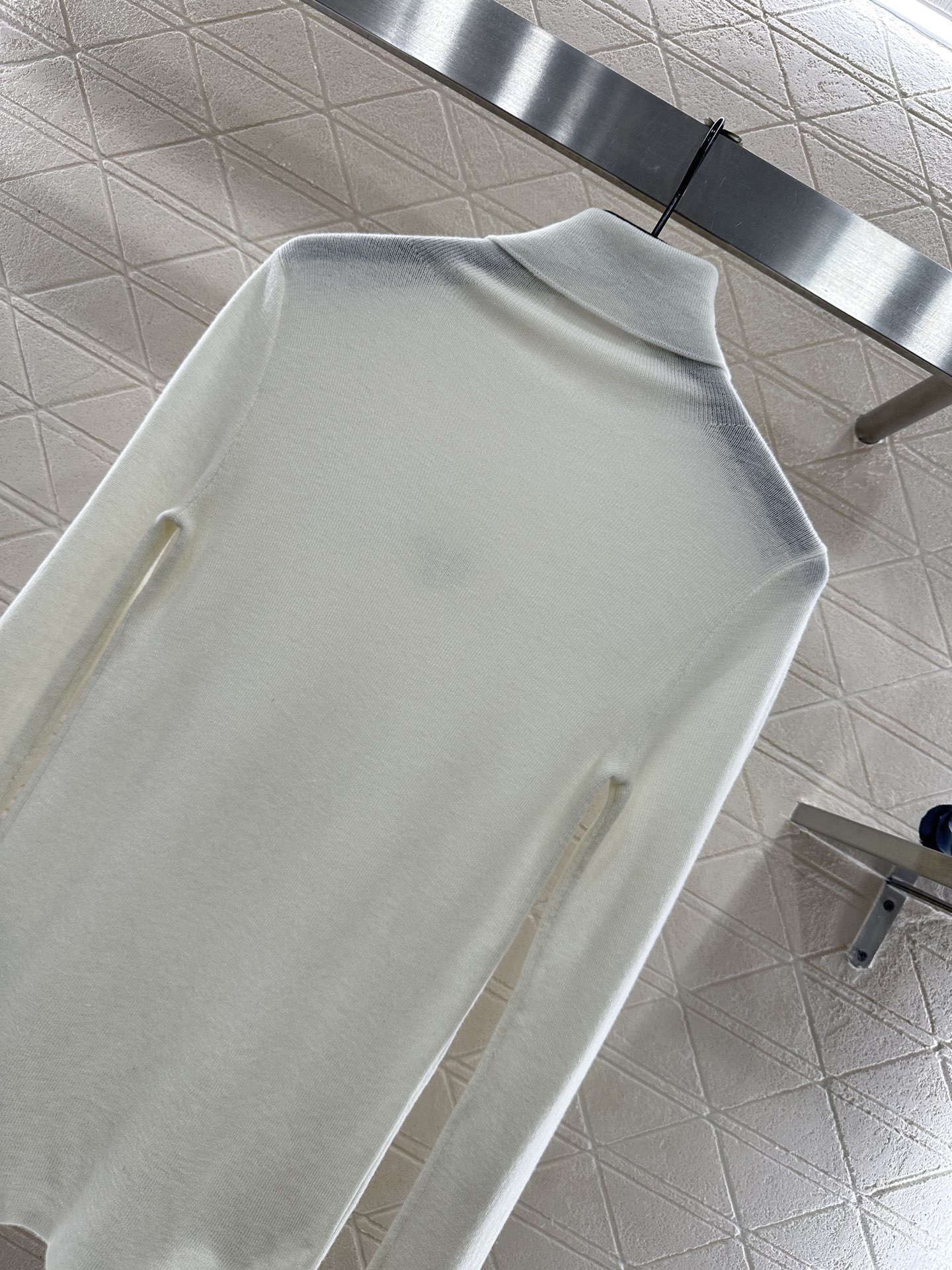 ♥Prad*♥2025新品上架 修身三角徽标高领打底衫定制YB进口羊毛混纺材质，质感舒适，弹力十足，修身