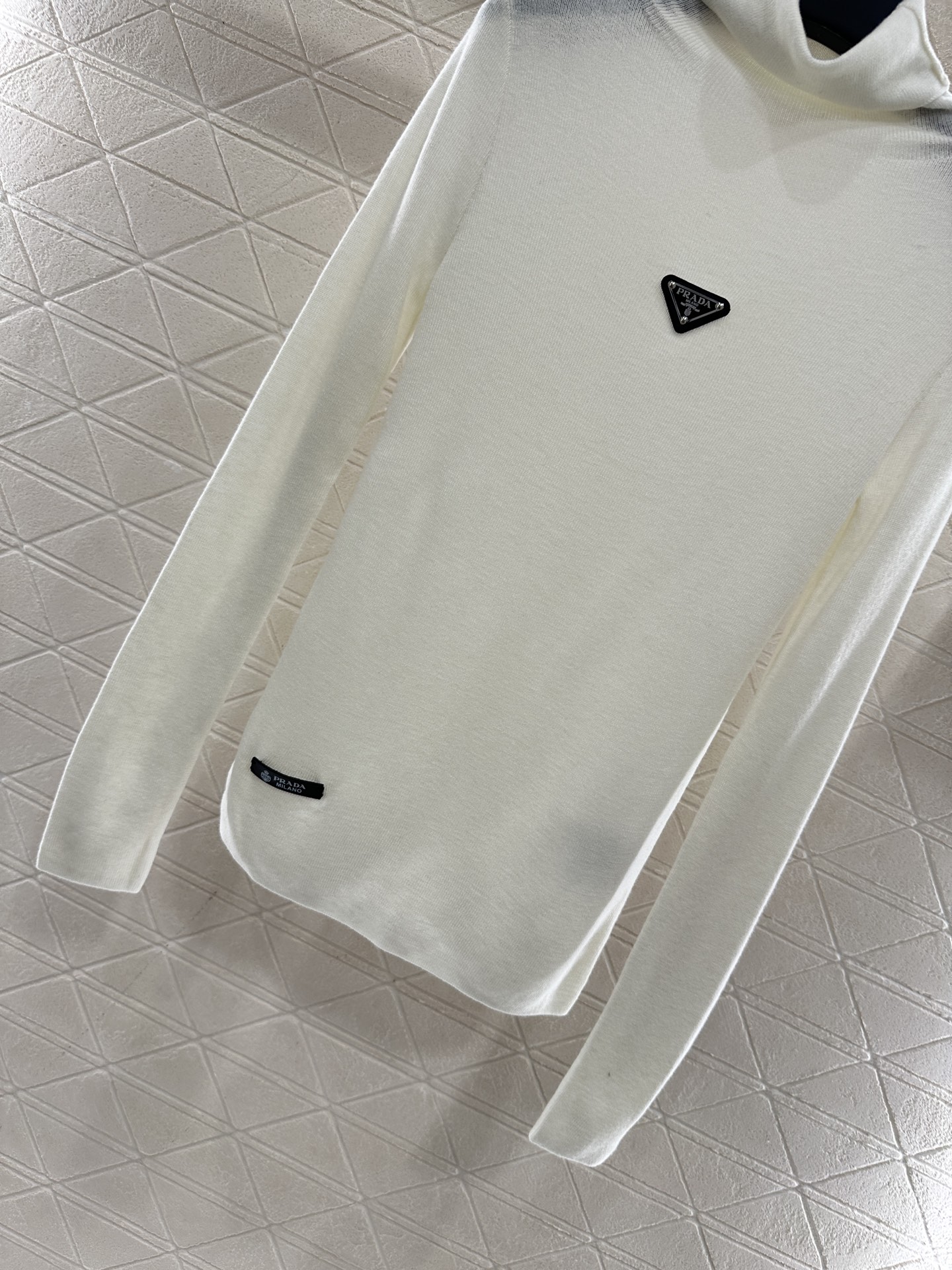 ♥Prad*♥2025新品上架 修身三角徽标高领打底衫定制YB进口羊毛混纺材质，质感舒适，弹力十足，修身