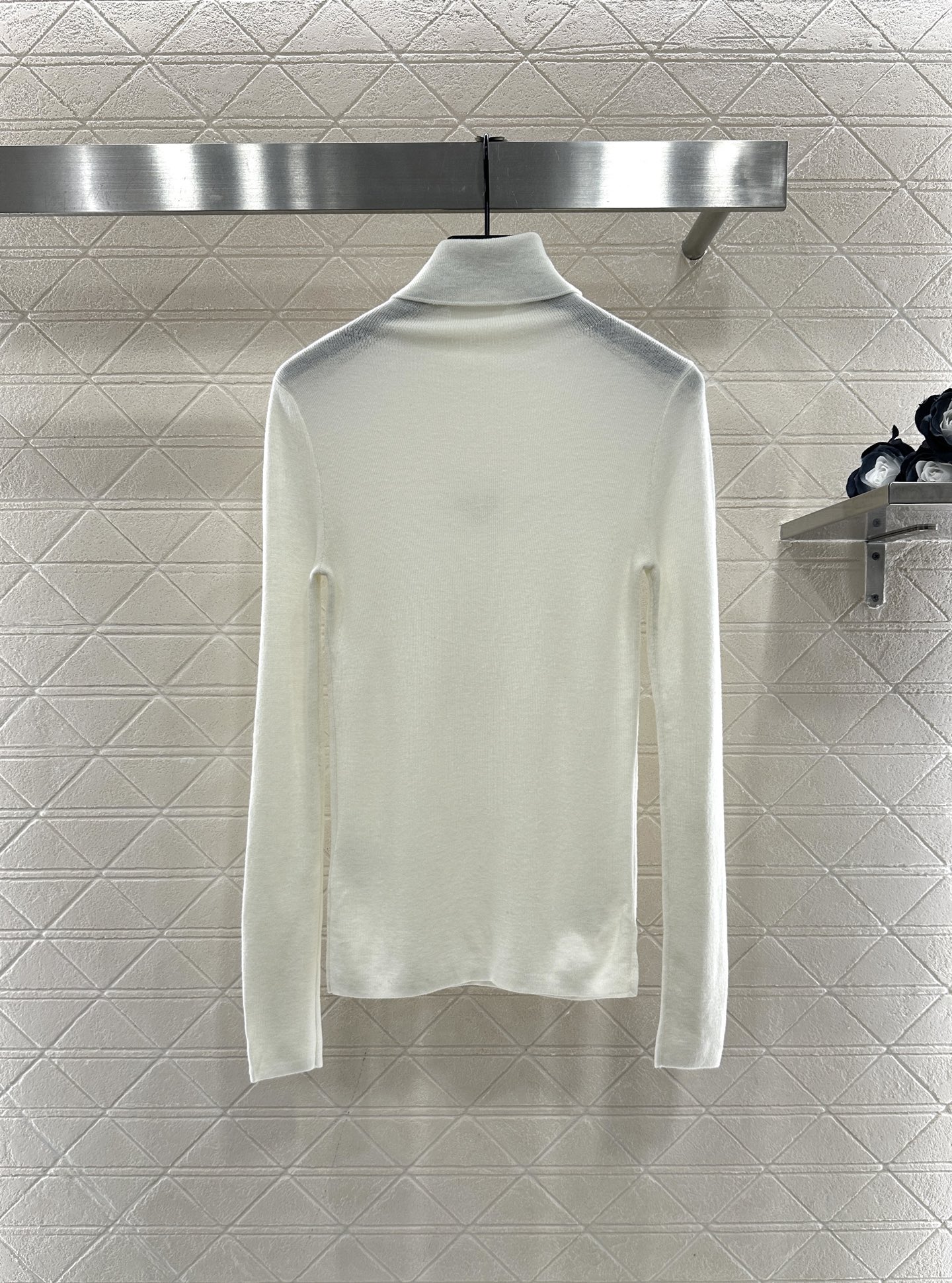 ♥Prad*♥2025新品上架 修身三角徽标高领打底衫定制YB进口羊毛混纺材质，质感舒适，弹力十足，修身