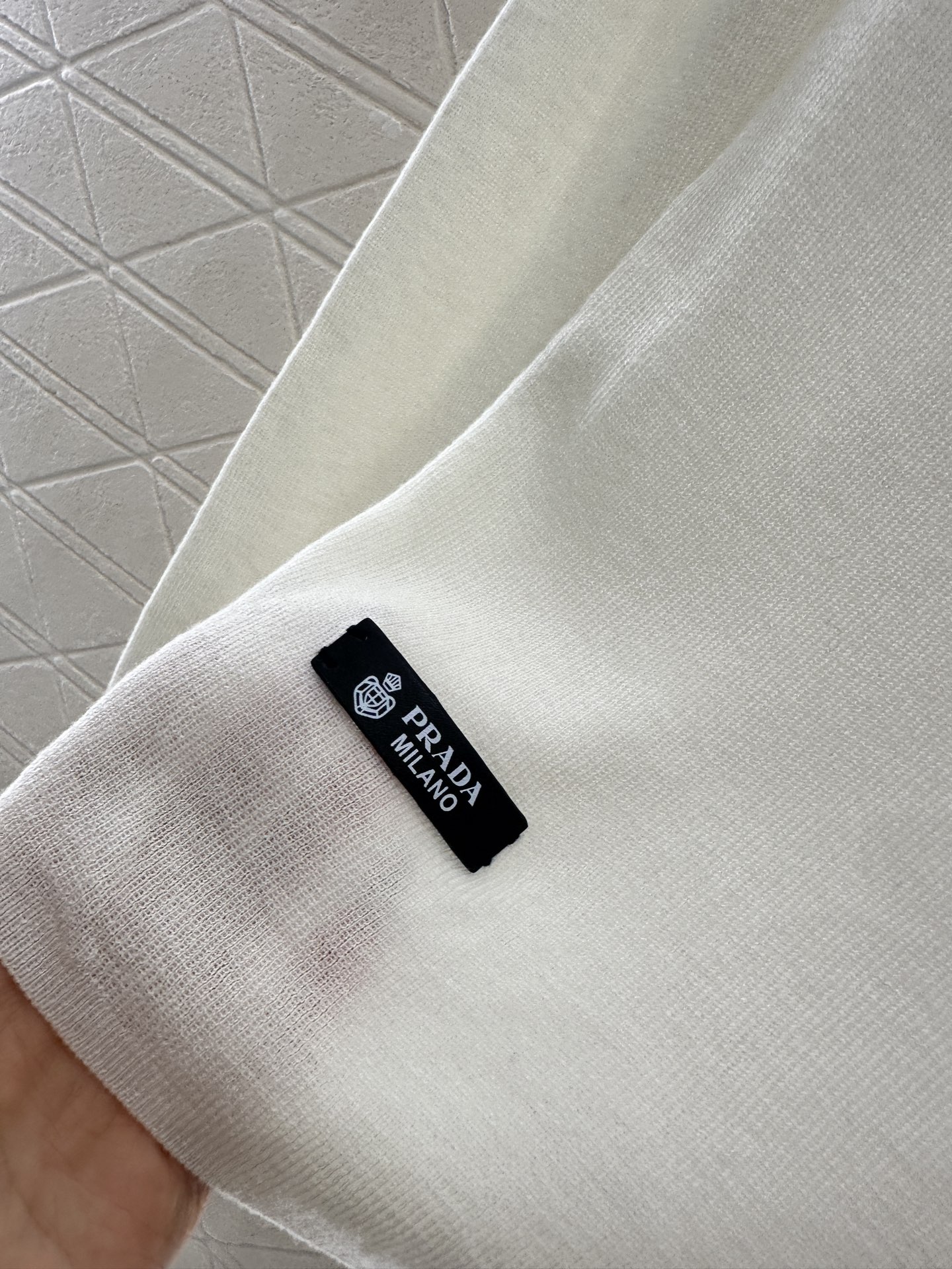 ♥Prad*♥2025新品上架 修身三角徽标高领打底衫定制YB进口羊毛混纺材质，质感舒适，弹力十足，修身