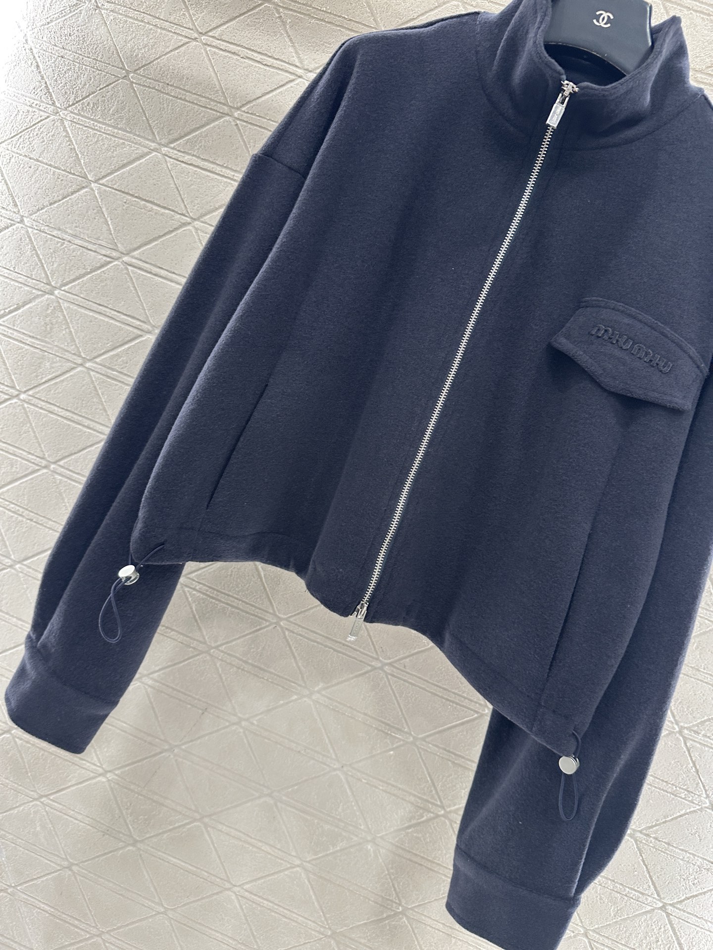 ♥Miumi*♥2025新品上架 拉链外套长裤套装定制YB进口材质，工艺处理，呈现毛呢质感，秋冬保暖舒适