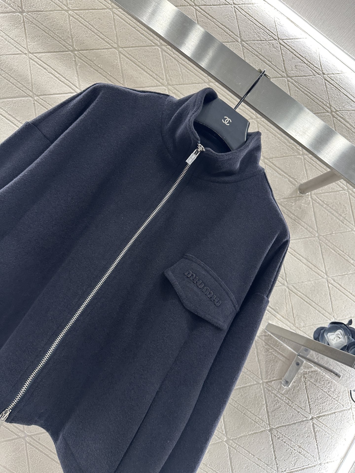 ♥Miumi*♥2025新品上架 拉链外套长裤套装定制YB进口材质，工艺处理，呈现毛呢质感，秋冬保暖舒适