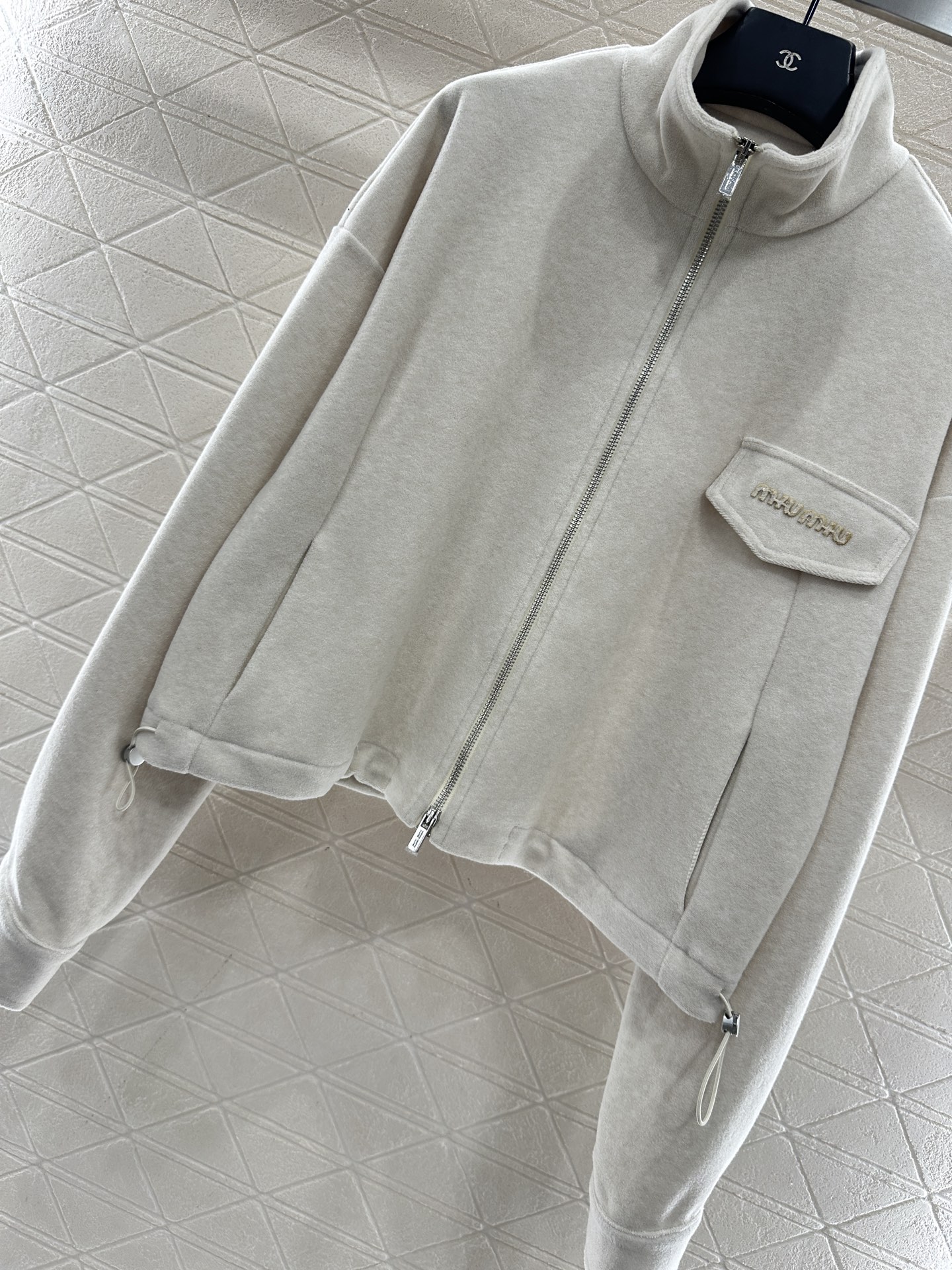 ♥Miumi*♥2025新品上架 拉链外套长裤套装定制YB进口材质，工艺处理，呈现毛呢质感，秋冬保暖舒适