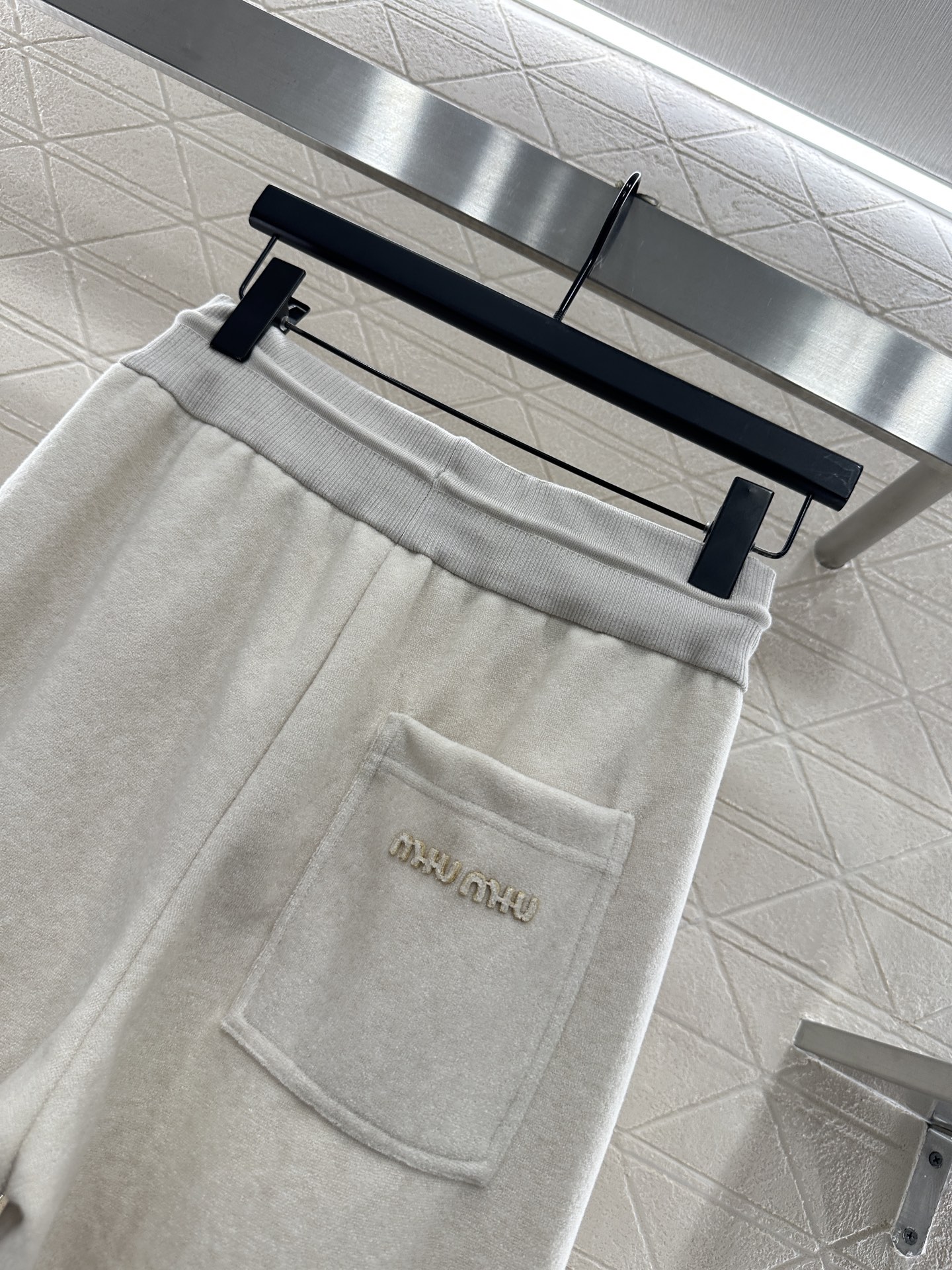 ♥Miumi*♥2025新品上架 拉链外套长裤套装定制YB进口材质，工艺处理，呈现毛呢质感，秋冬保暖舒适