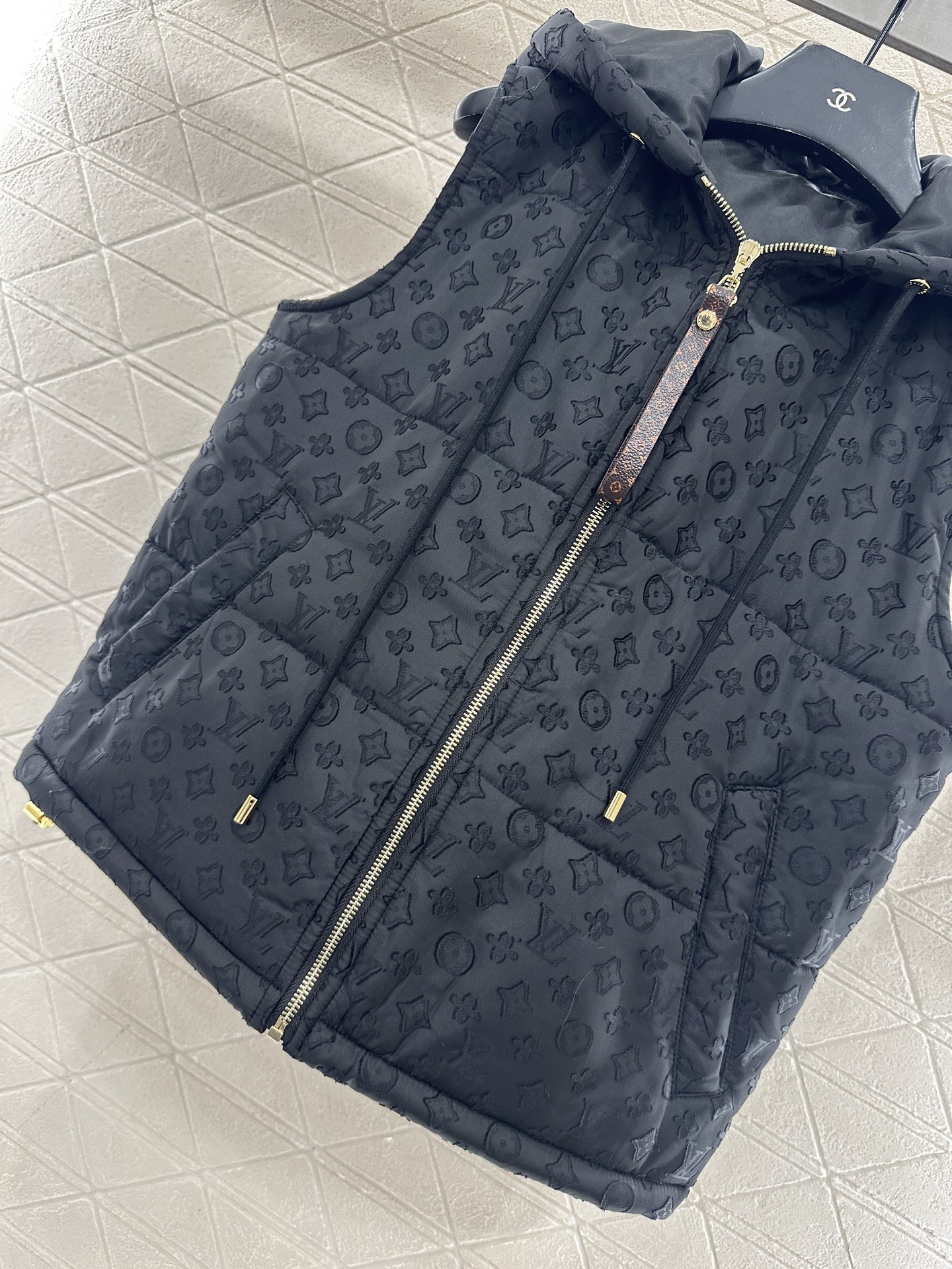 ♥Louis vuitto*♥2025新品上架 连帽提花羽绒马甲定制YB提花尼龙材质，羽绒填充内里，整件