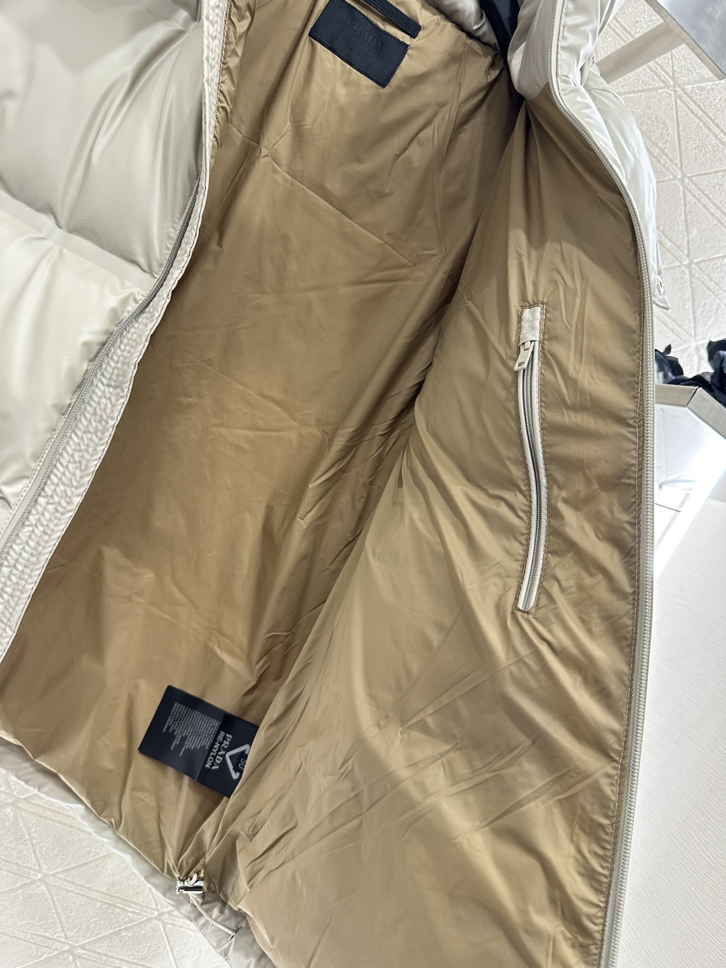 ♥Prad*♥2025新品上架 连帽可拆卸羽绒服外套定制YB进口反光防风防水尼龙材质，其工艺还原，升级材