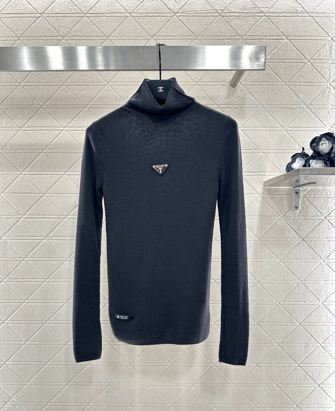 ♥Prad*♥2025新品上架 修身三角徽标高领打底衫定制YB进口羊毛混纺材质，质感舒适，弹力十足，修身