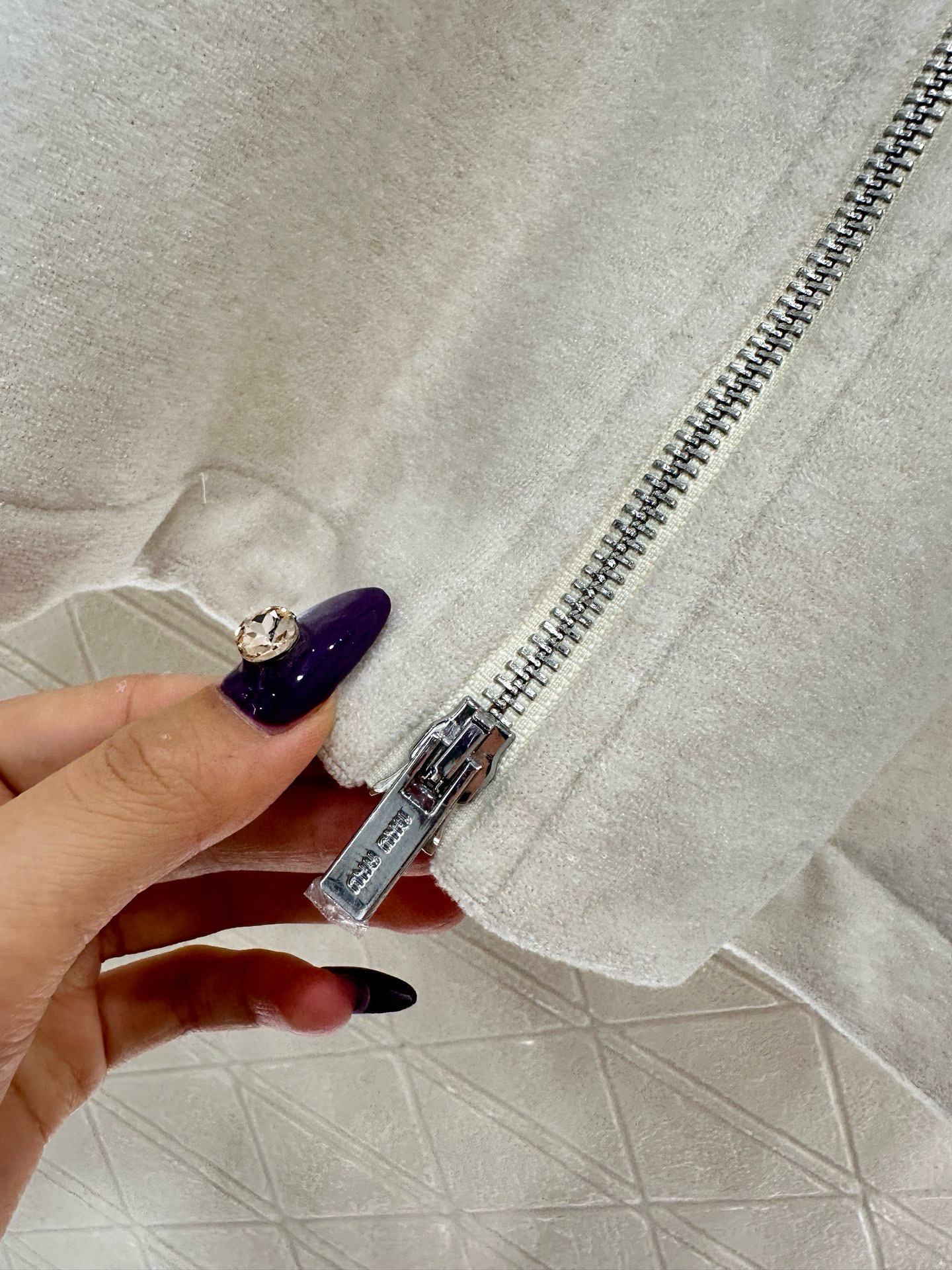 ♥Miumi*♥2025新品上架 拉链外套长裤套装定制YB进口材质，工艺处理，呈现毛呢质感，秋冬保暖舒适