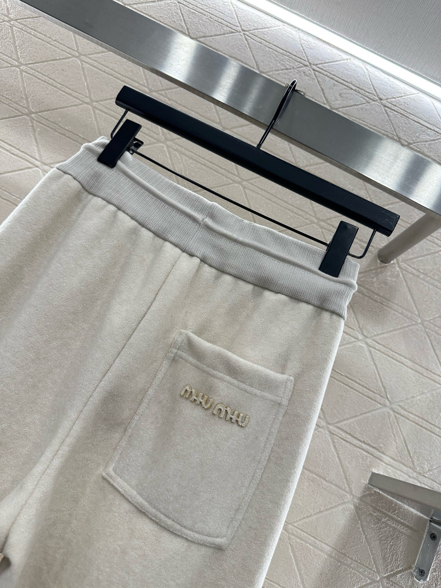 ♥Miumi*♥2025新品上架 拉链外套长裤套装定制YB进口材质，工艺处理，呈现毛呢质感，秋冬保暖舒适