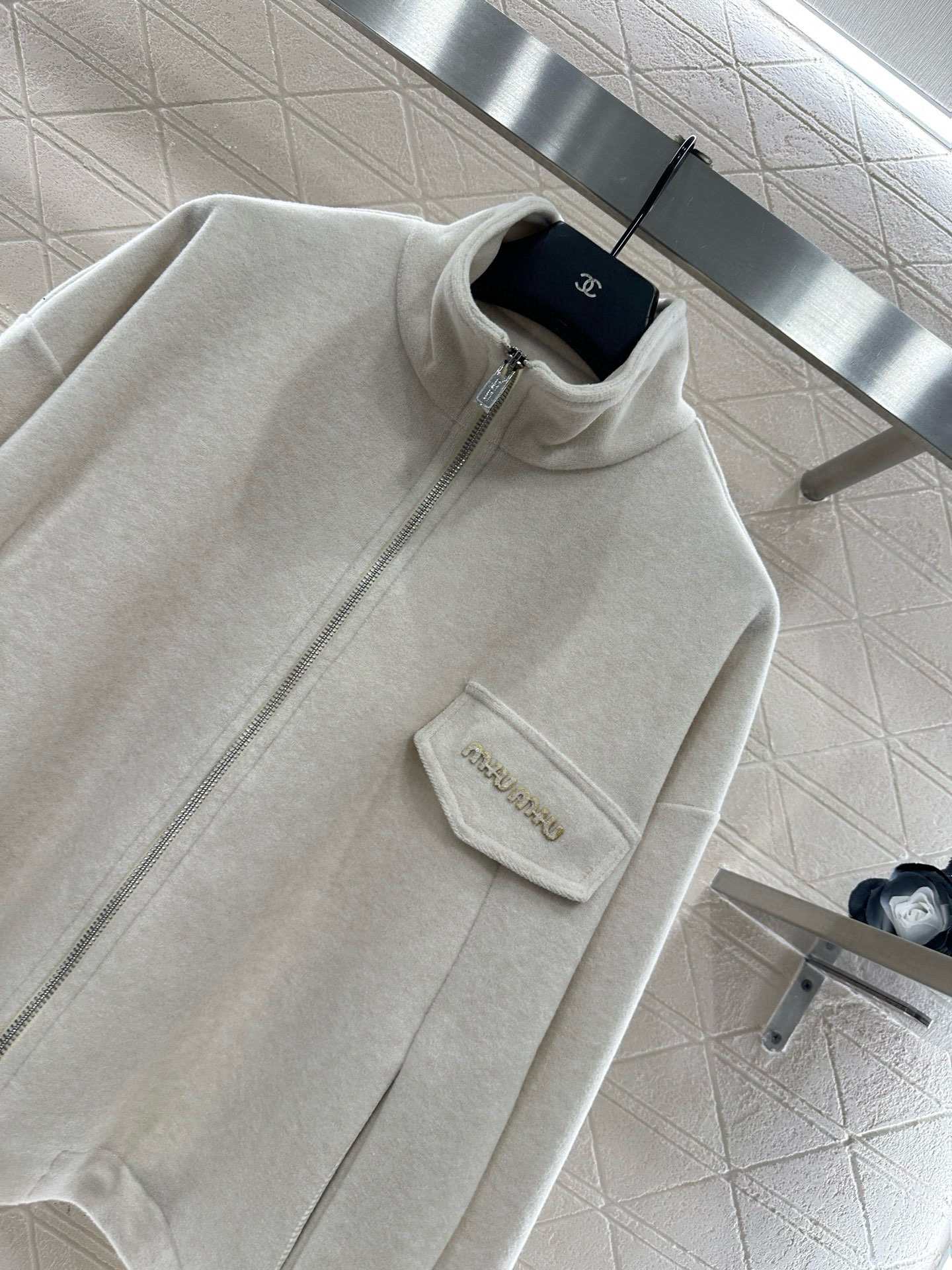 ♥Miumi*♥2025新品上架 拉链外套长裤套装定制YB进口材质，工艺处理，呈现毛呢质感，秋冬保暖舒适