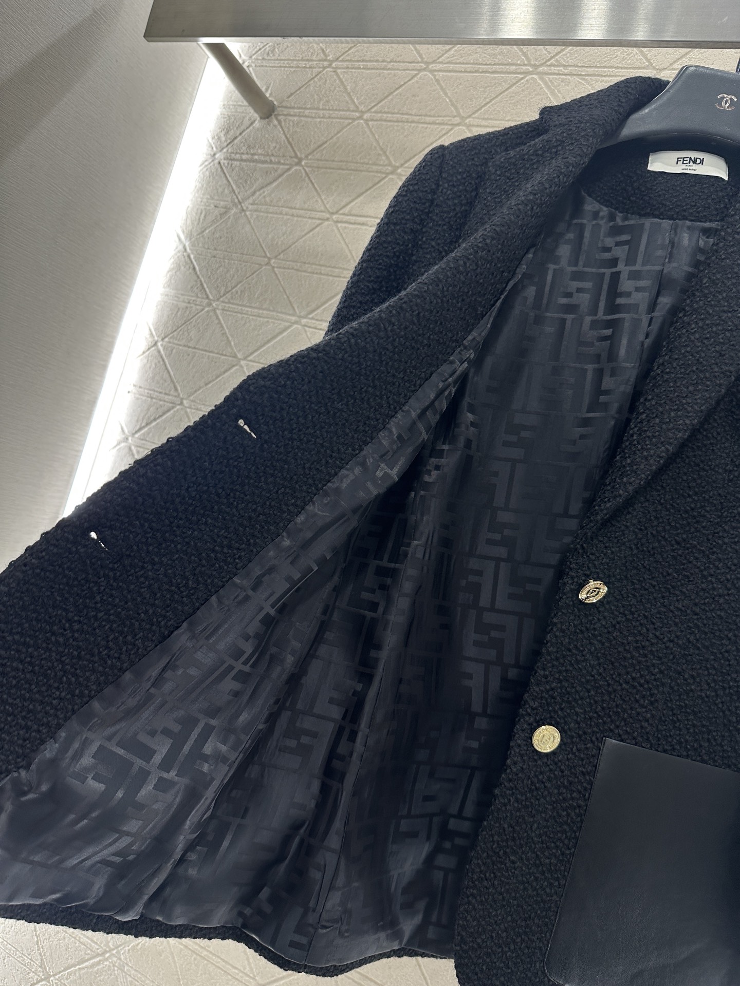 ♥Fend*♥2025新品上架 翻领拼皮口袋西装外套定制YB进口羊毛呢材质，肌理明显，高级舒适，翻领西装