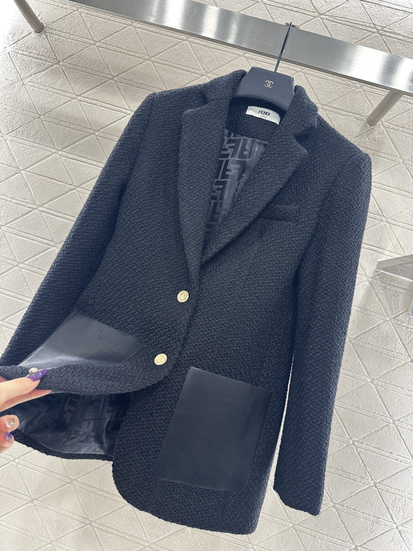 ♥Fend*♥2025新品上架 翻领拼皮口袋西装外套定制YB进口羊毛呢材质，肌理明显，高级舒适，翻领西装